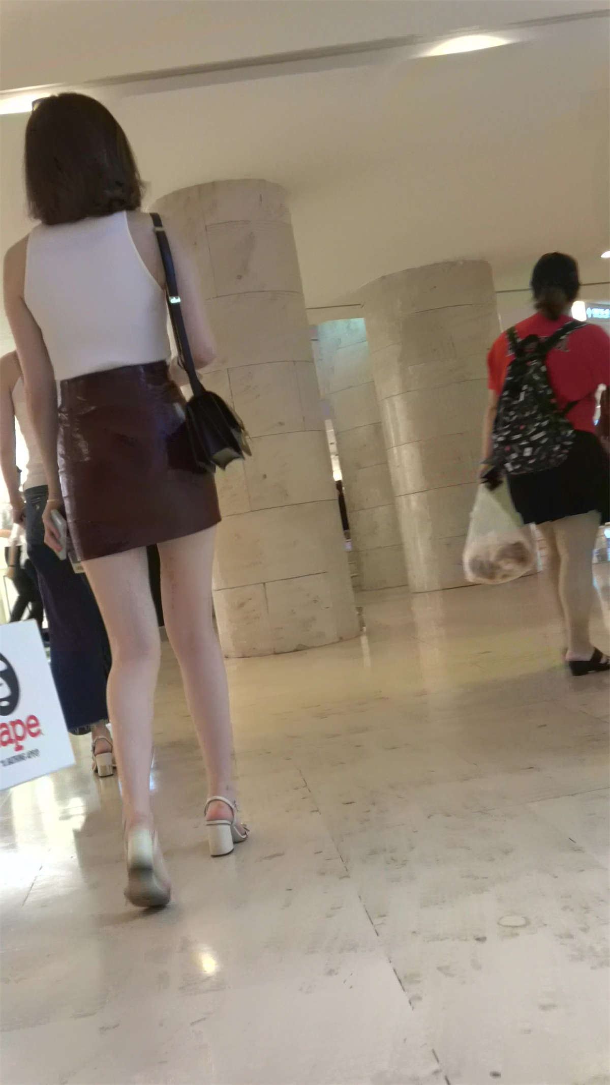 极品白皙美腿棕色包臀裙天生丽质美女
