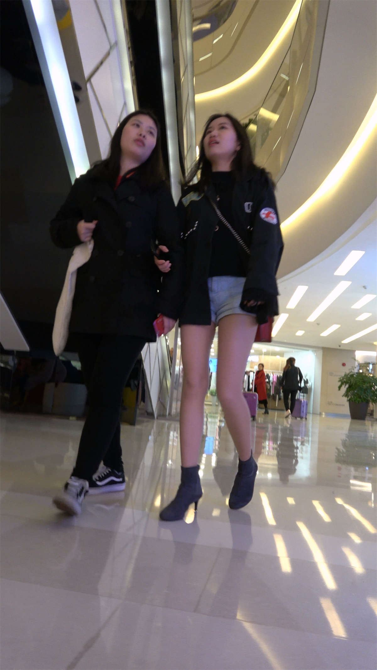 跟闺蜜逛商场的超短热裤街拍肉丝袜长腿高挑美女