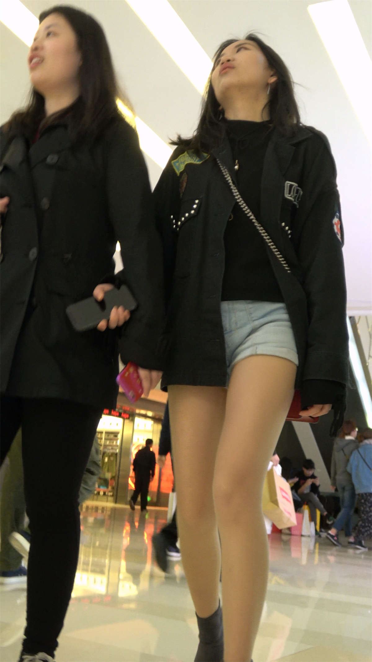 跟闺蜜逛商场的超短热裤街拍肉丝袜长腿高挑美女