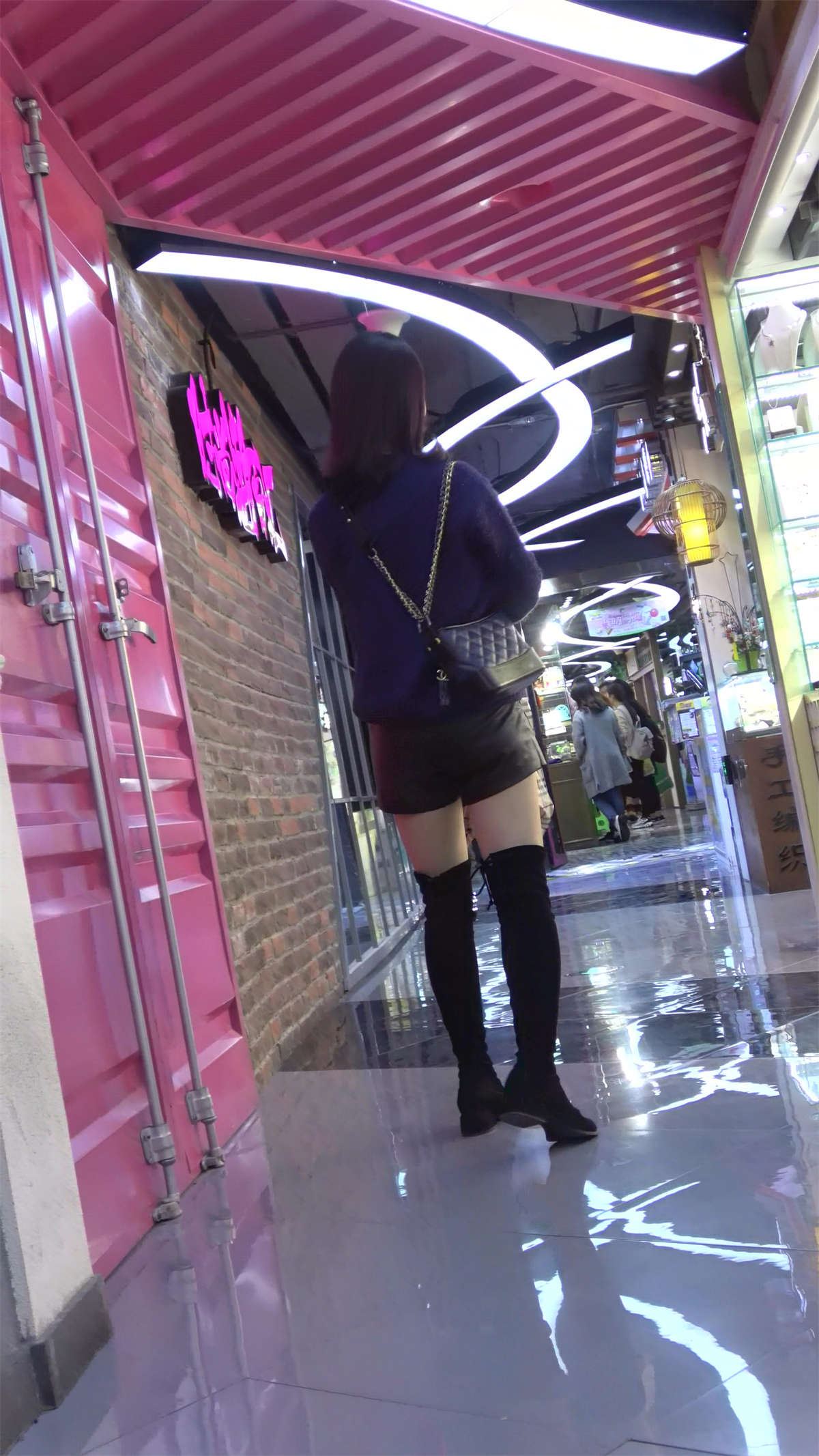 长筒靴露大腿短热裤美女逛商场