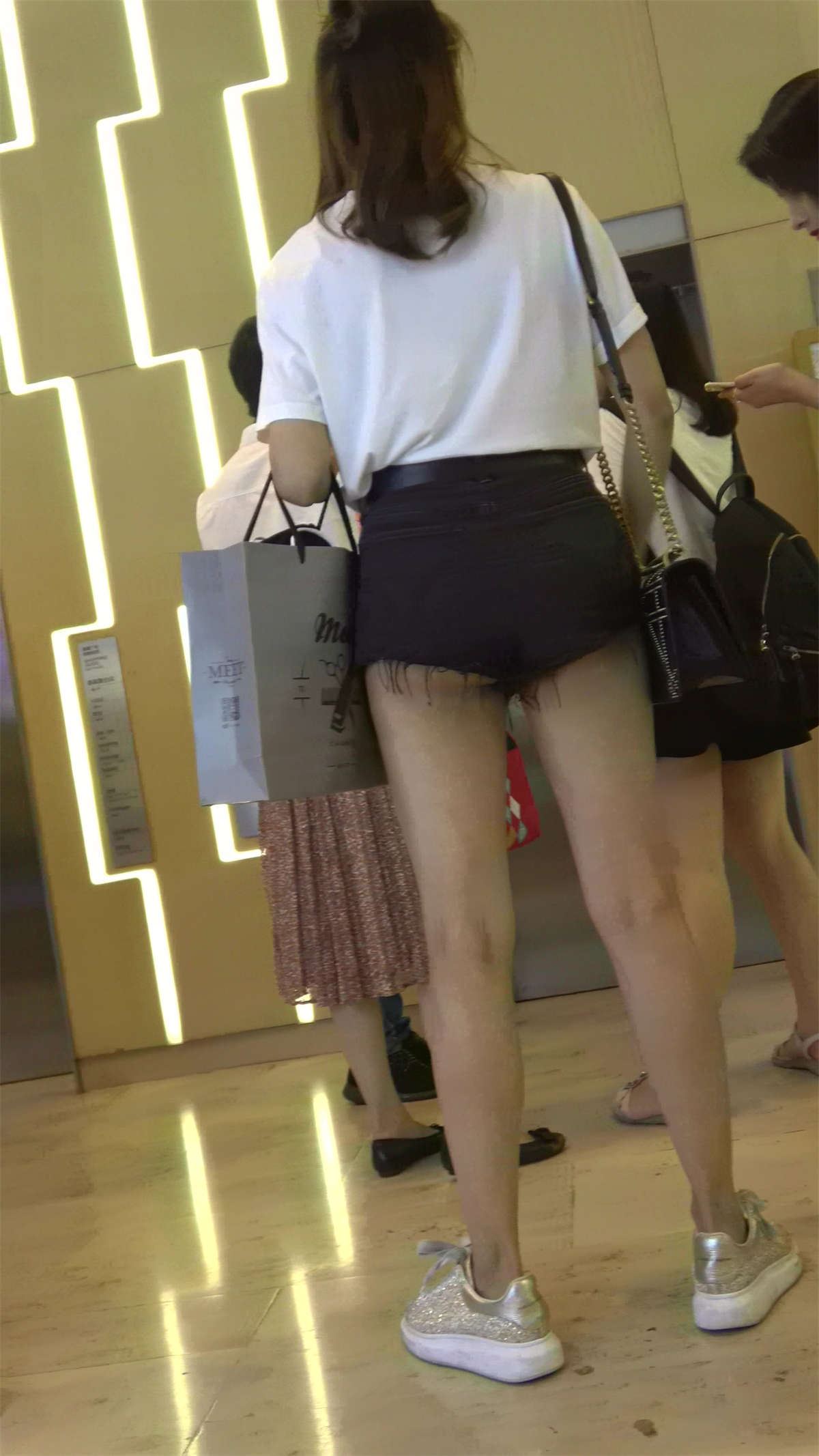 逛商场的热裤清秀美眉们