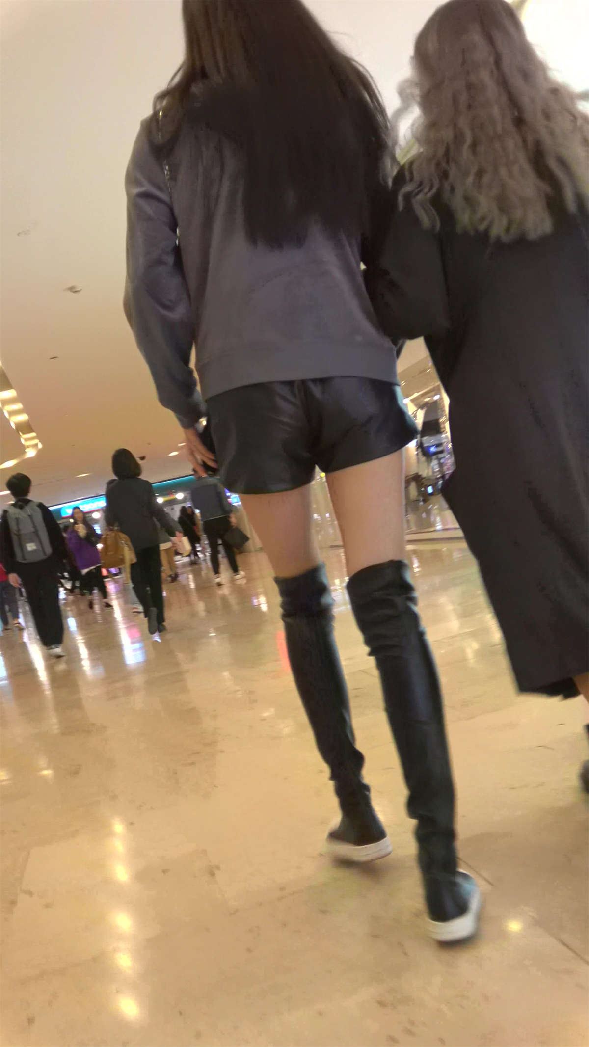 长筒靴露大腿短热裤美女逛商场