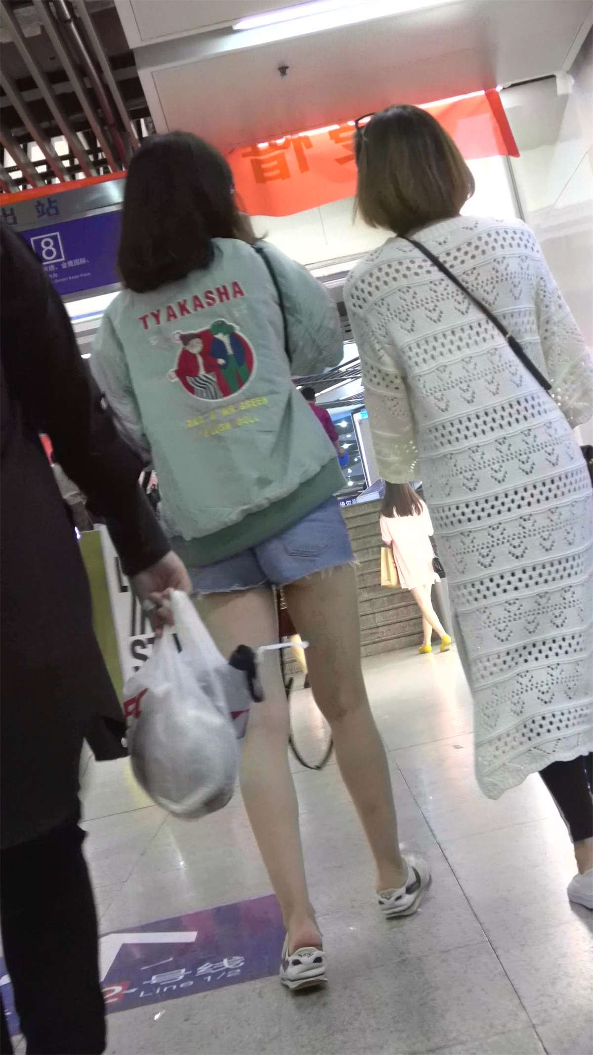 逛商场的热裤清秀美眉们