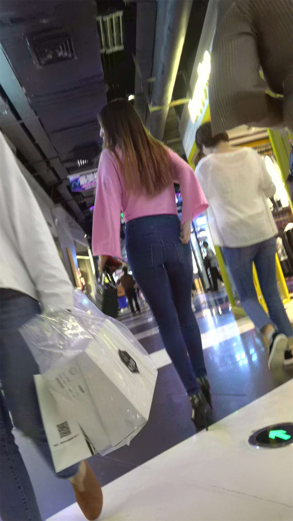 粉色T恤衫紧身蓝色牛仔裤极品身材高跟鞋美女