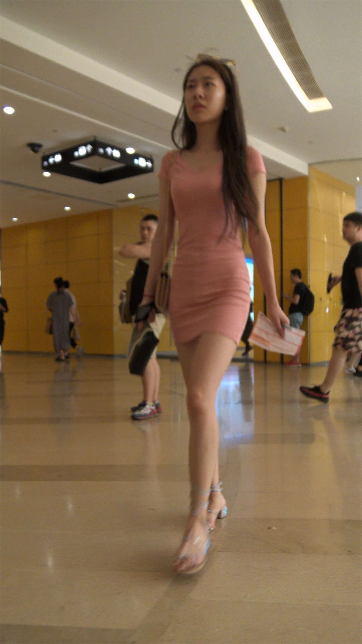 超级性感粉色包臀裙苗条身材美女
