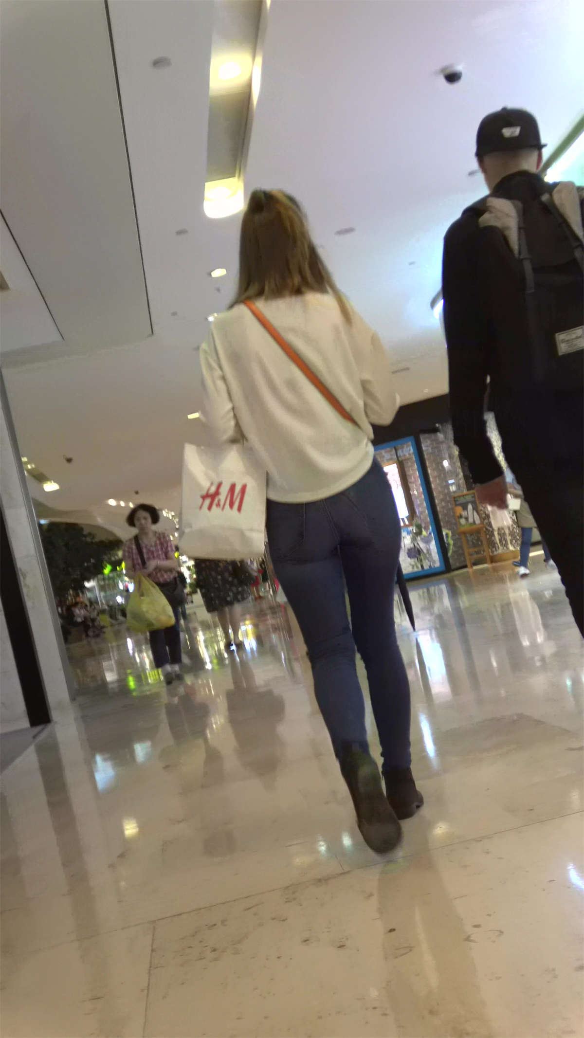 商场偶遇两位极品紧身牛仔裤街拍美臀美女