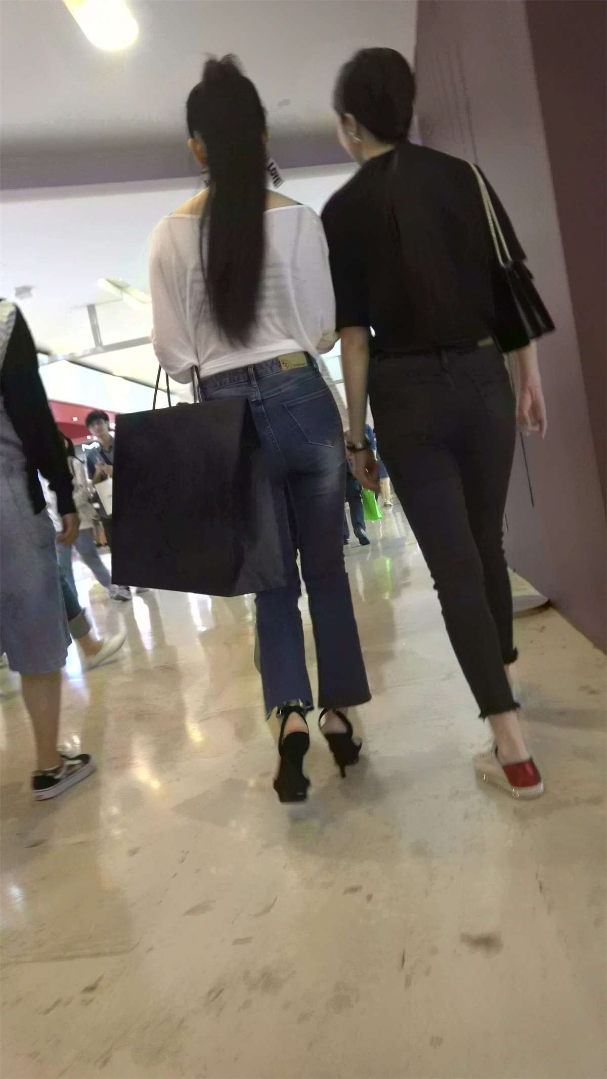 商场偶遇两位极品紧身牛仔裤街拍美臀美女