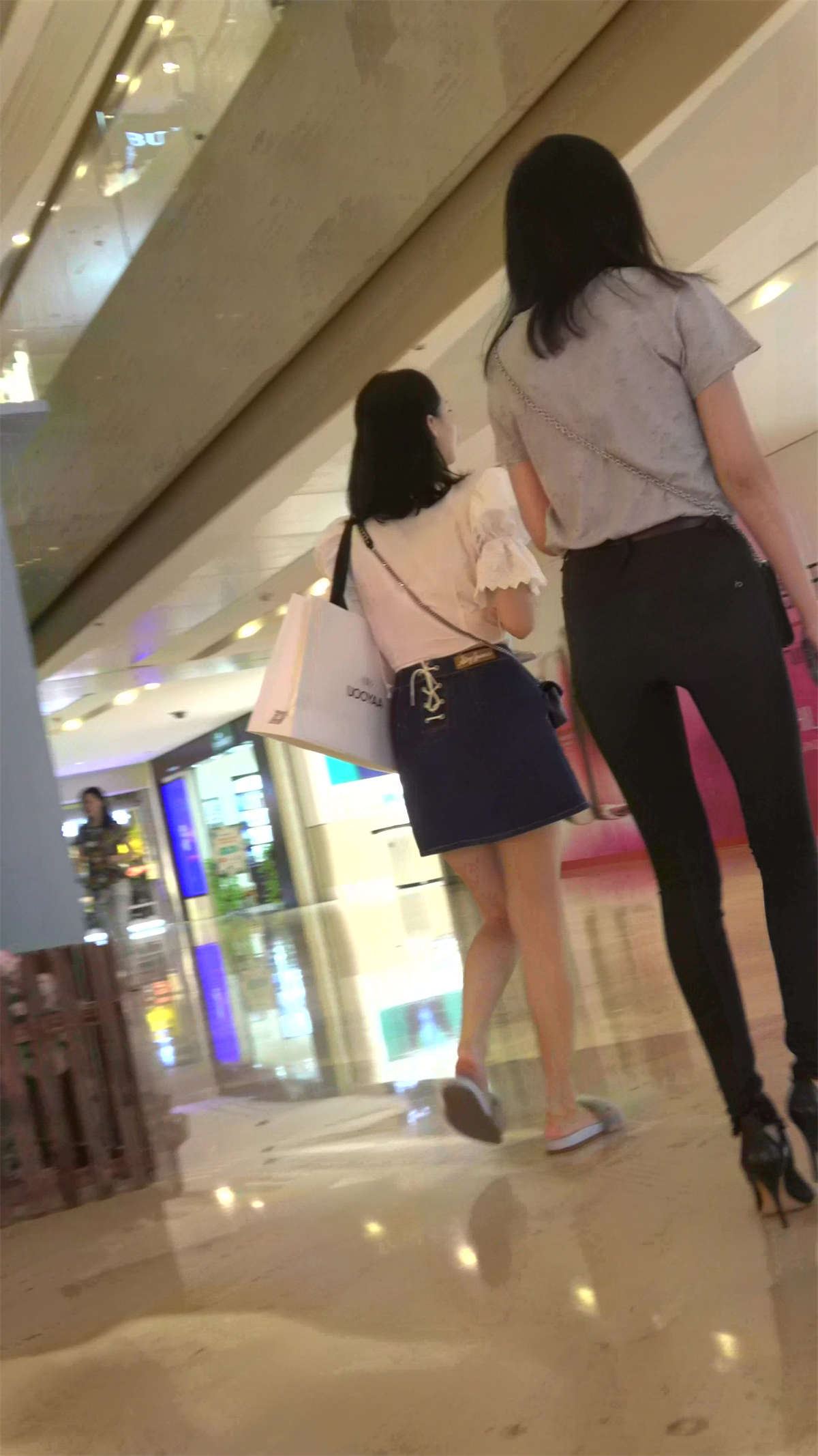 跟姐妹逛商场的超紧身裤街拍圆臀美女