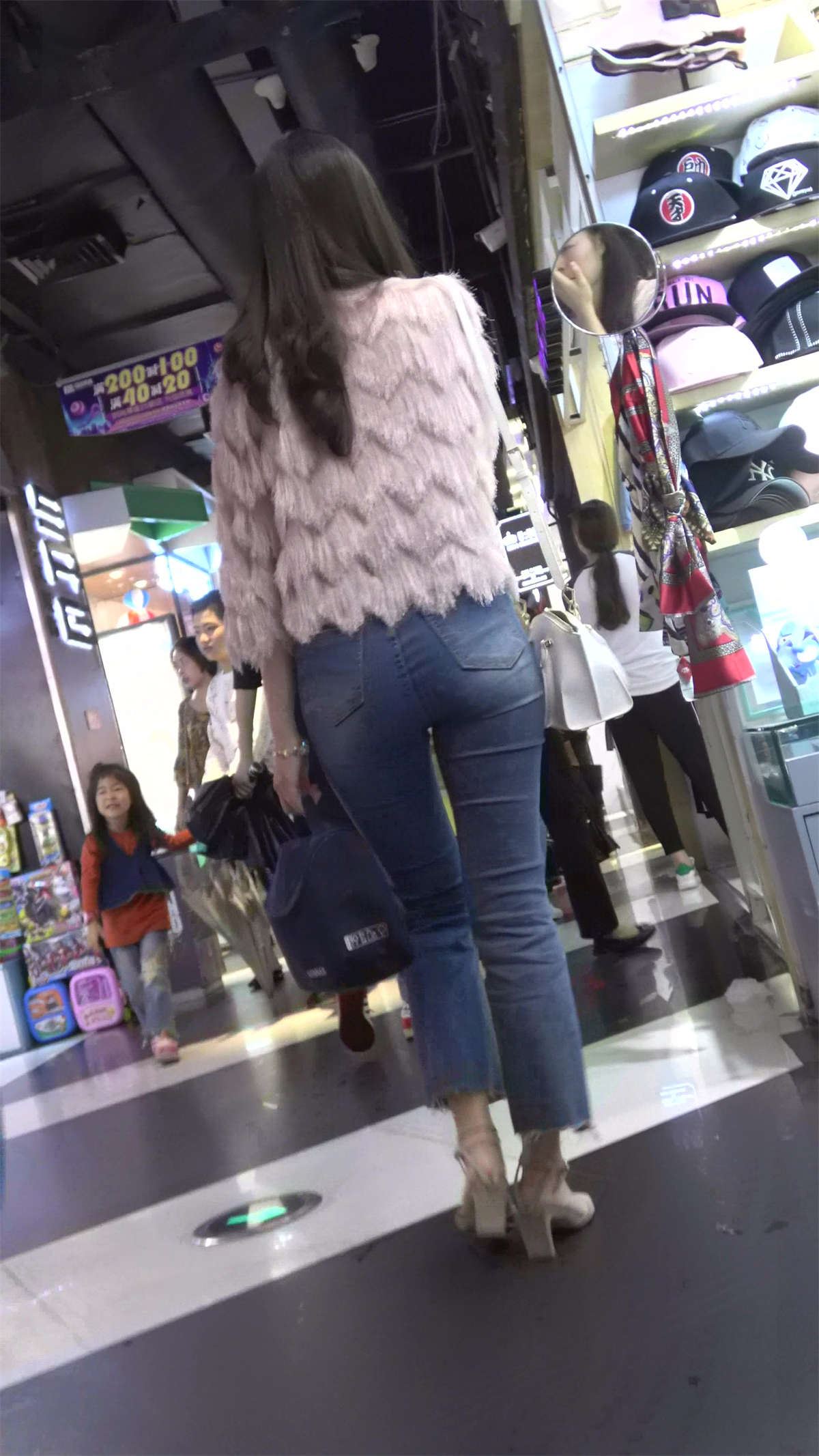 逛商场跟拍两位极品紧身蓝牛美女