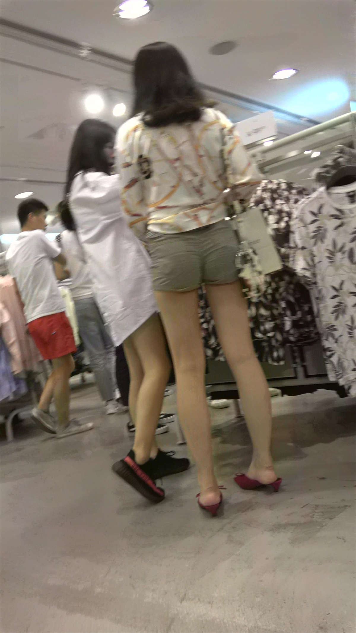 性感热裤大长腿气质街拍美女陪闺蜜逛商场