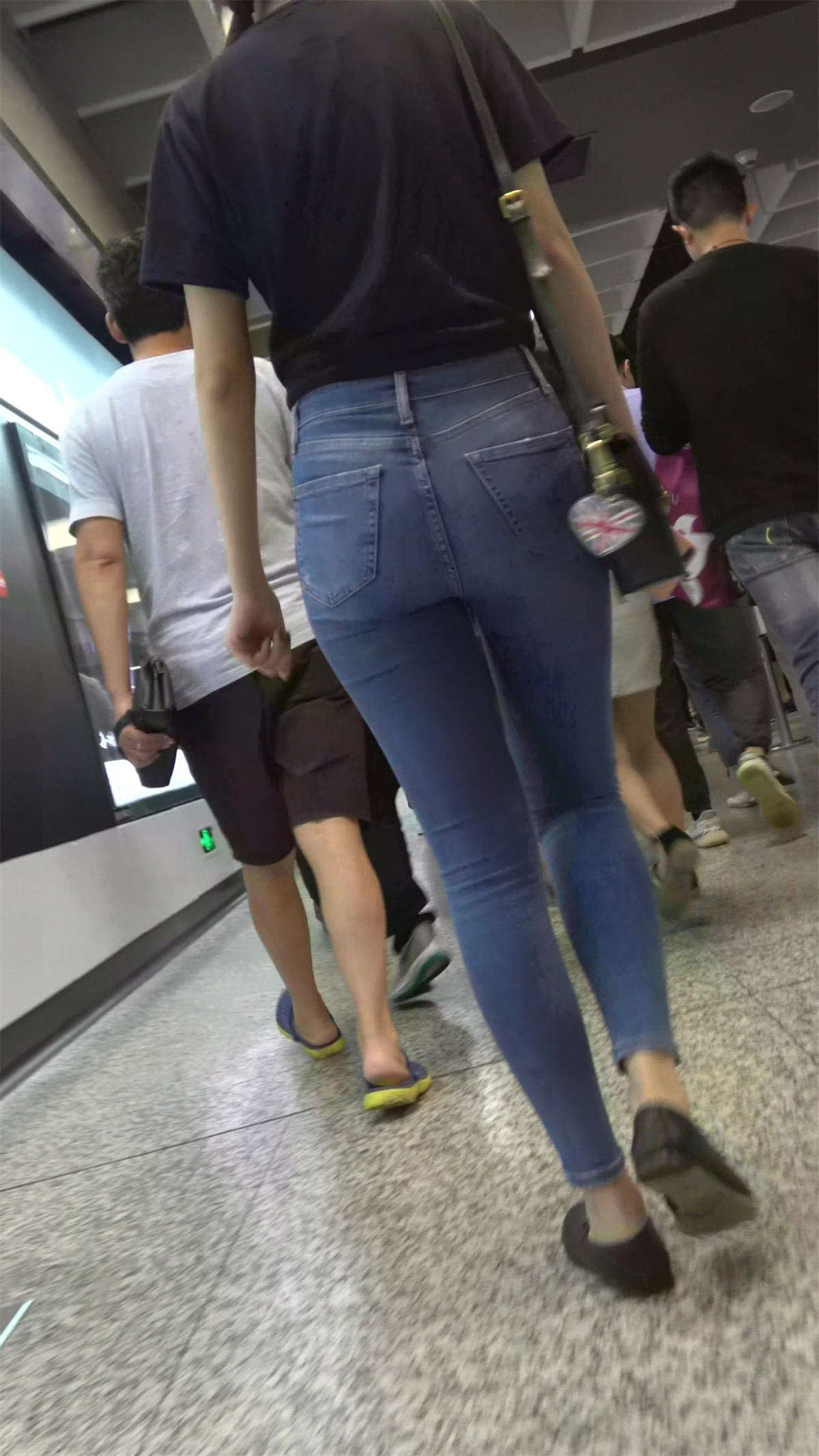 黑衣服紧身蓝牛气质文静美女姐姐逛商场