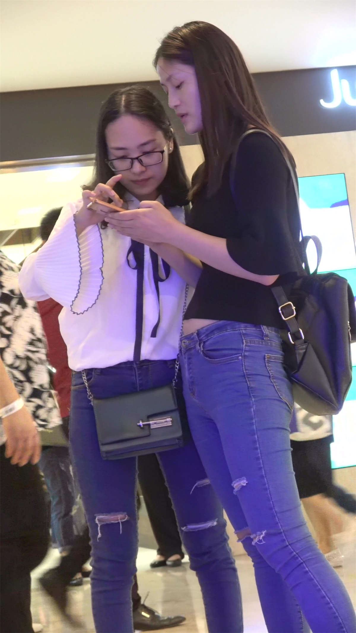 黑衣服紧身蓝牛气质文静美女姐姐逛商场