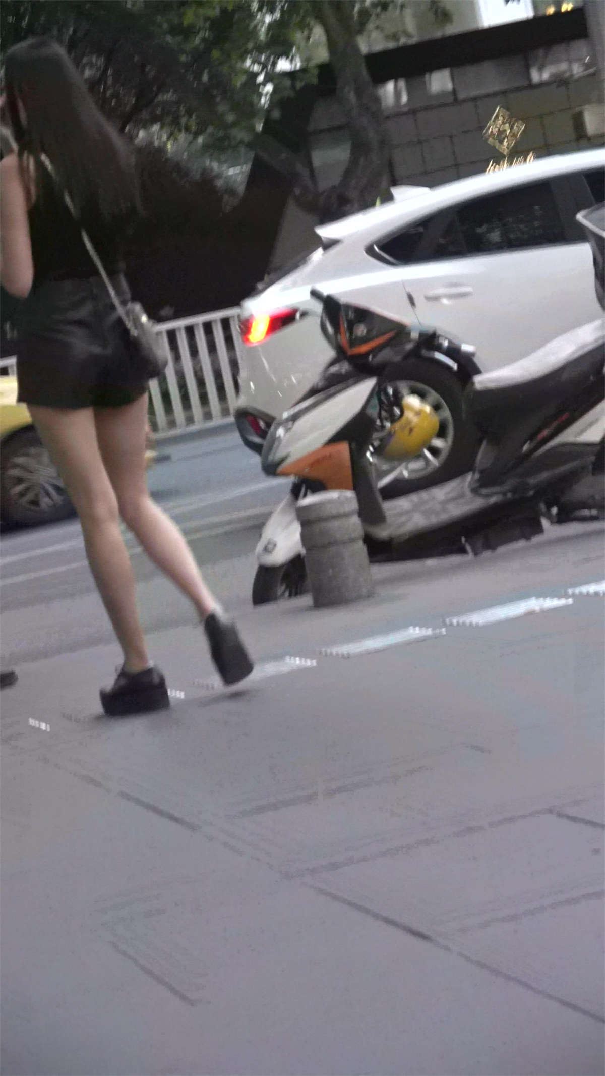 黑衣热裤美腿性感美女小姐姐