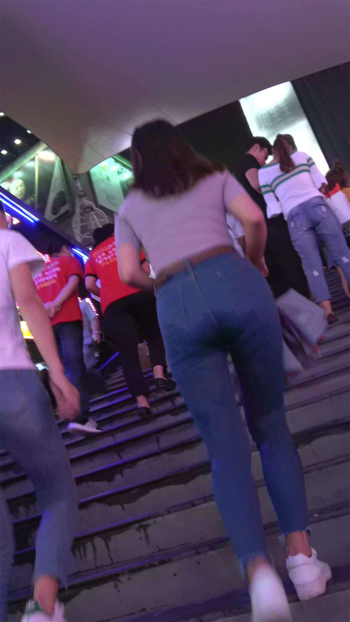 紧身蓝色牛仔裤美臀丰满气质美女小姐姐