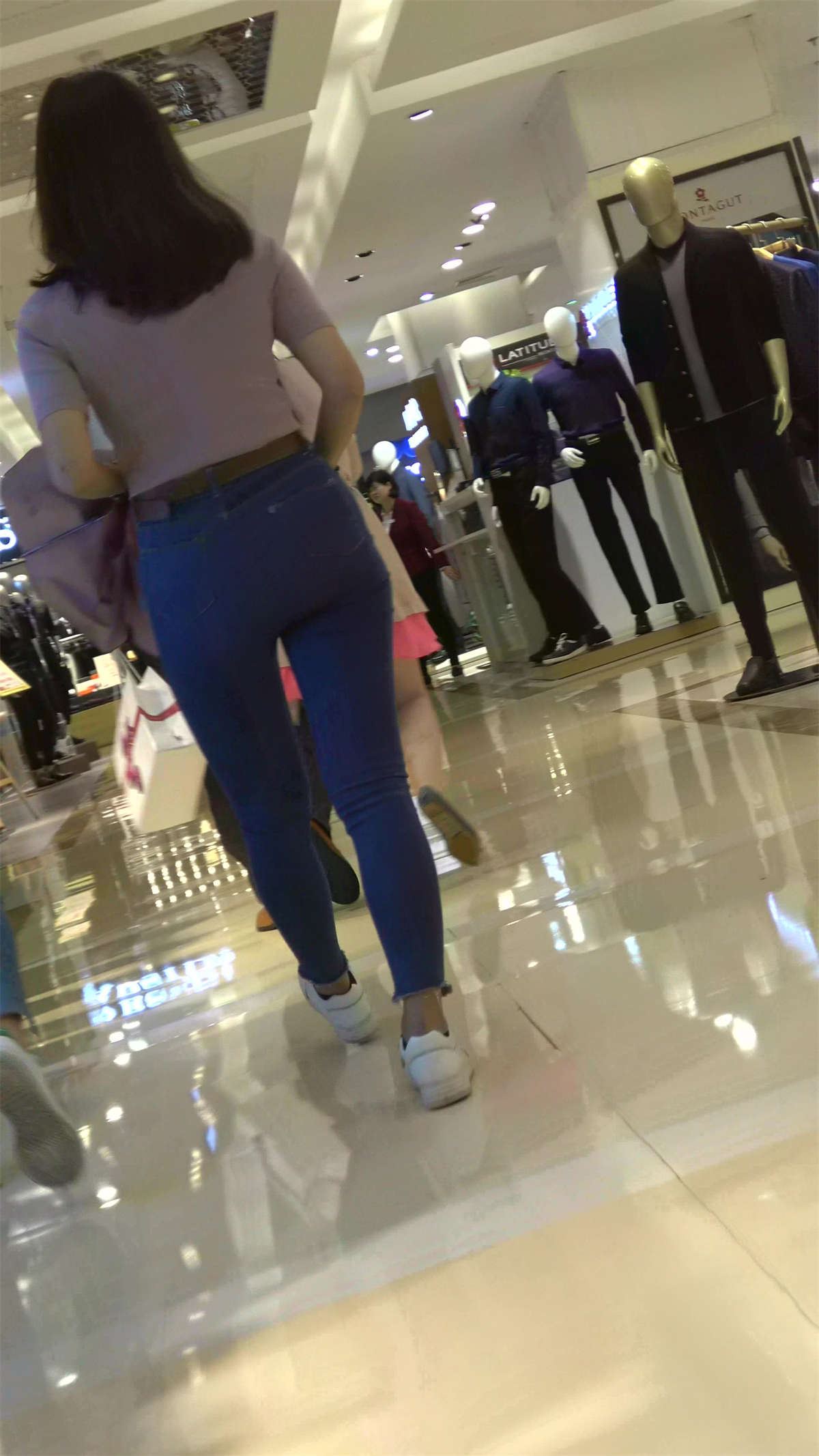 紧身蓝色牛仔裤美臀丰满气质美女小姐姐