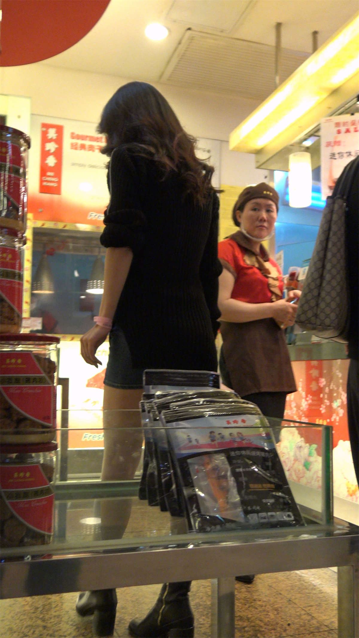 超短牛仔裙黑色毛衣女神逛商场