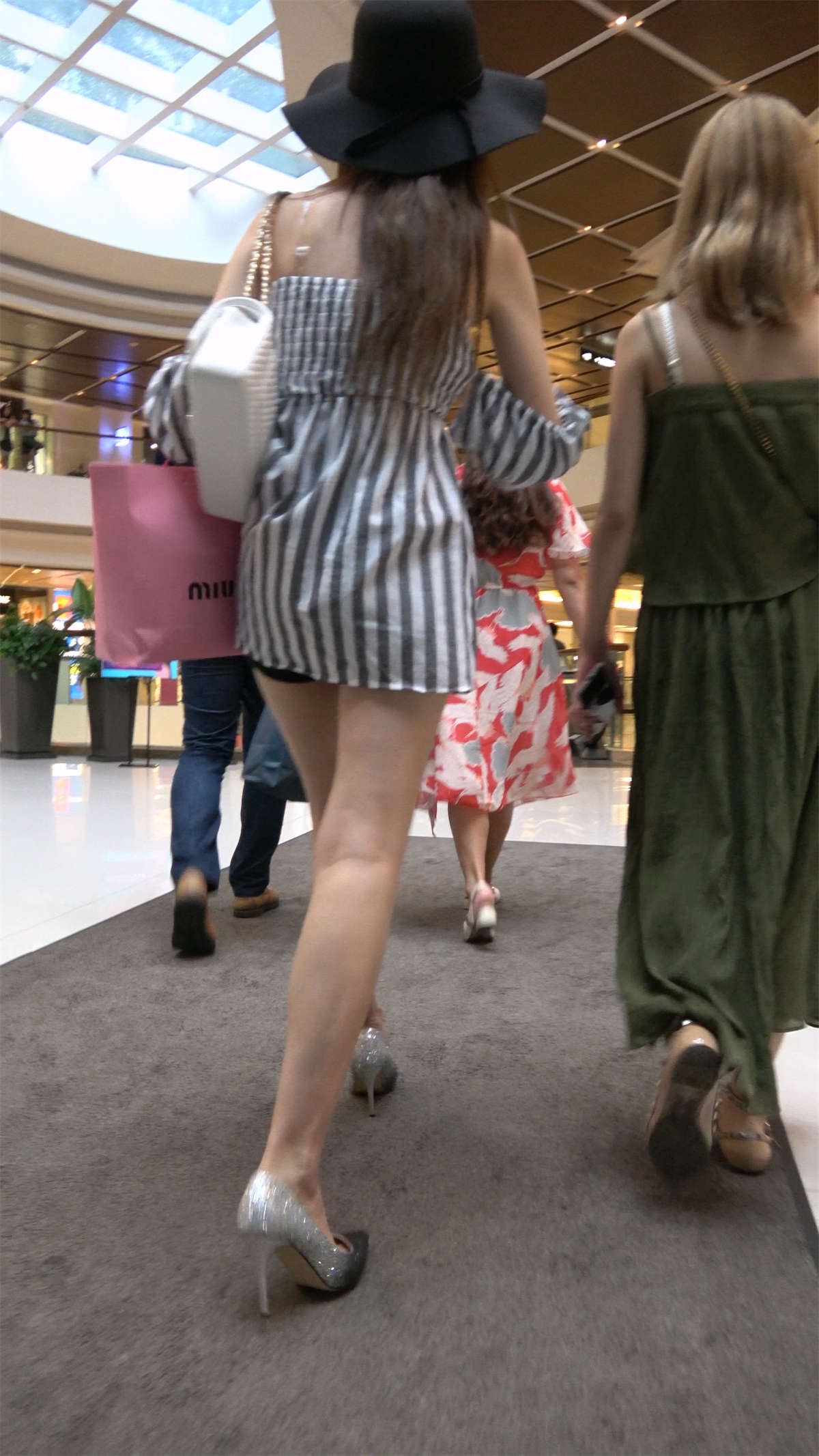 大黑帽吊带衫高跟鞋美腿性感美女