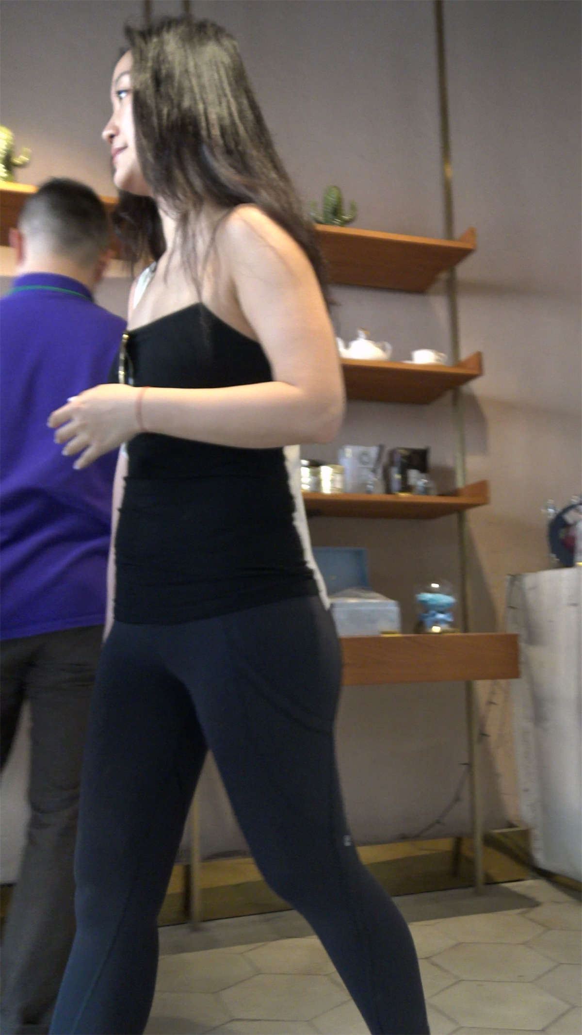 紧身瑜伽裤宽臀美女