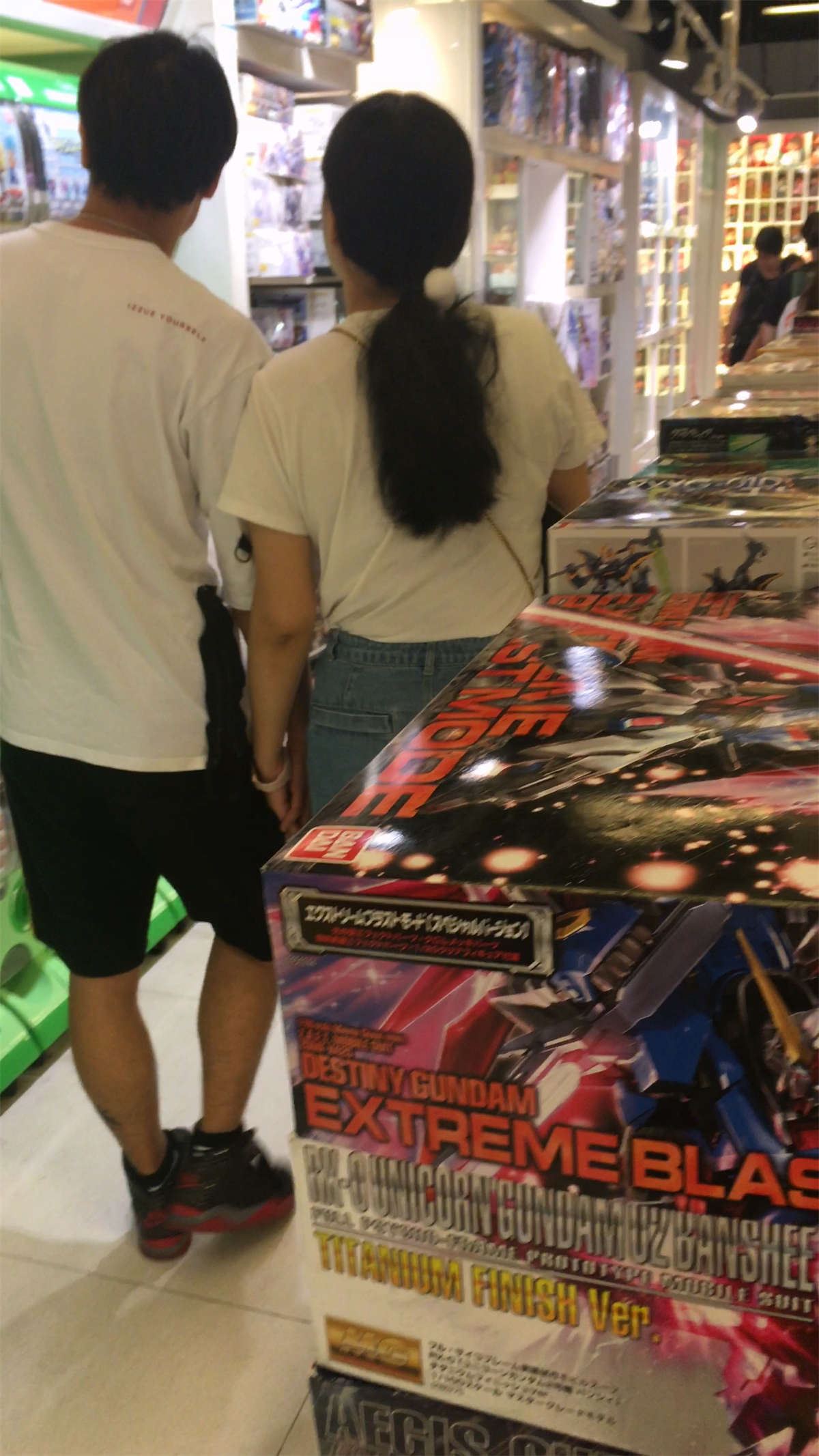 逛超市的白T恤牛仔裙妹子