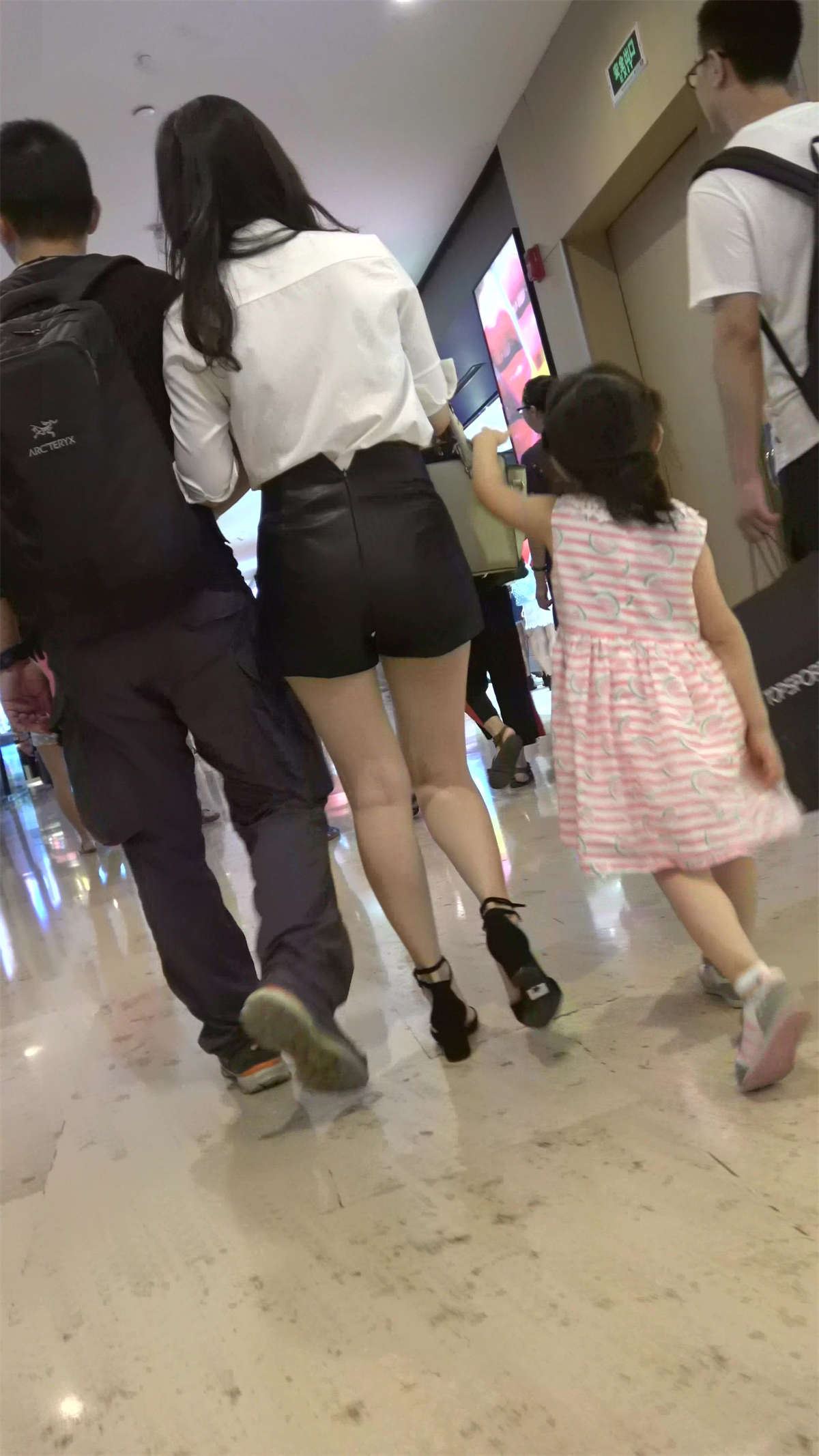 白衬衫黑裤白皙美腿性感少妇