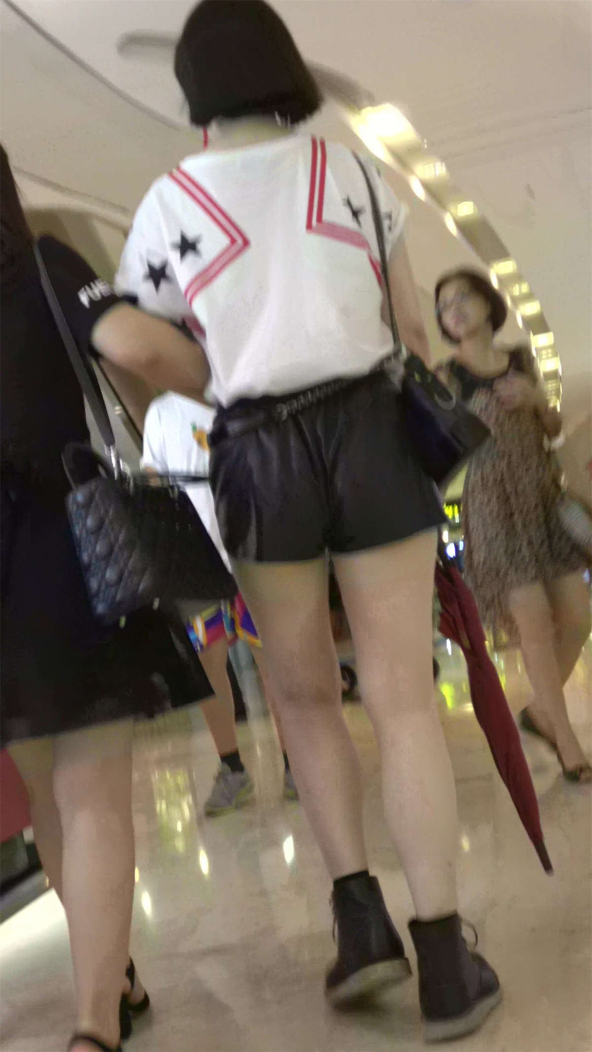 白衬衫黑裤白皙美腿性感少妇