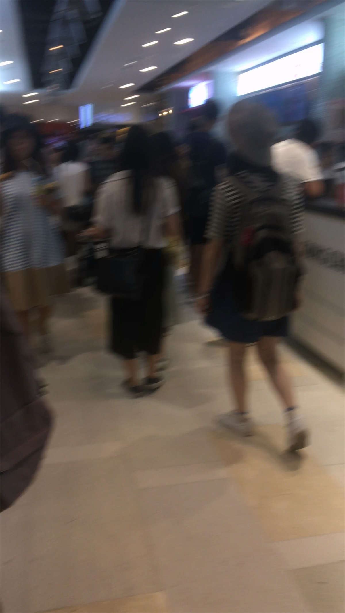 鸭舌帽眼镜妹在等地铁