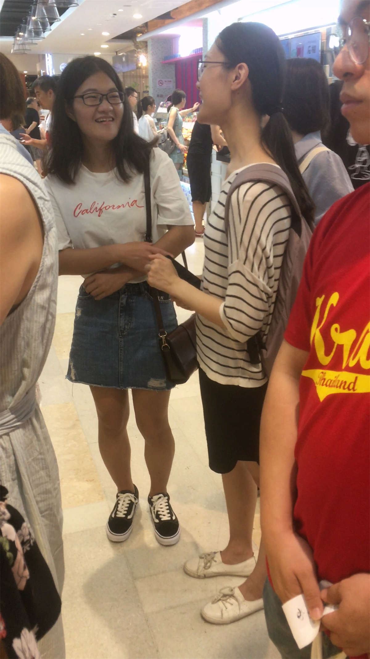 鸭舌帽眼镜妹在等地铁