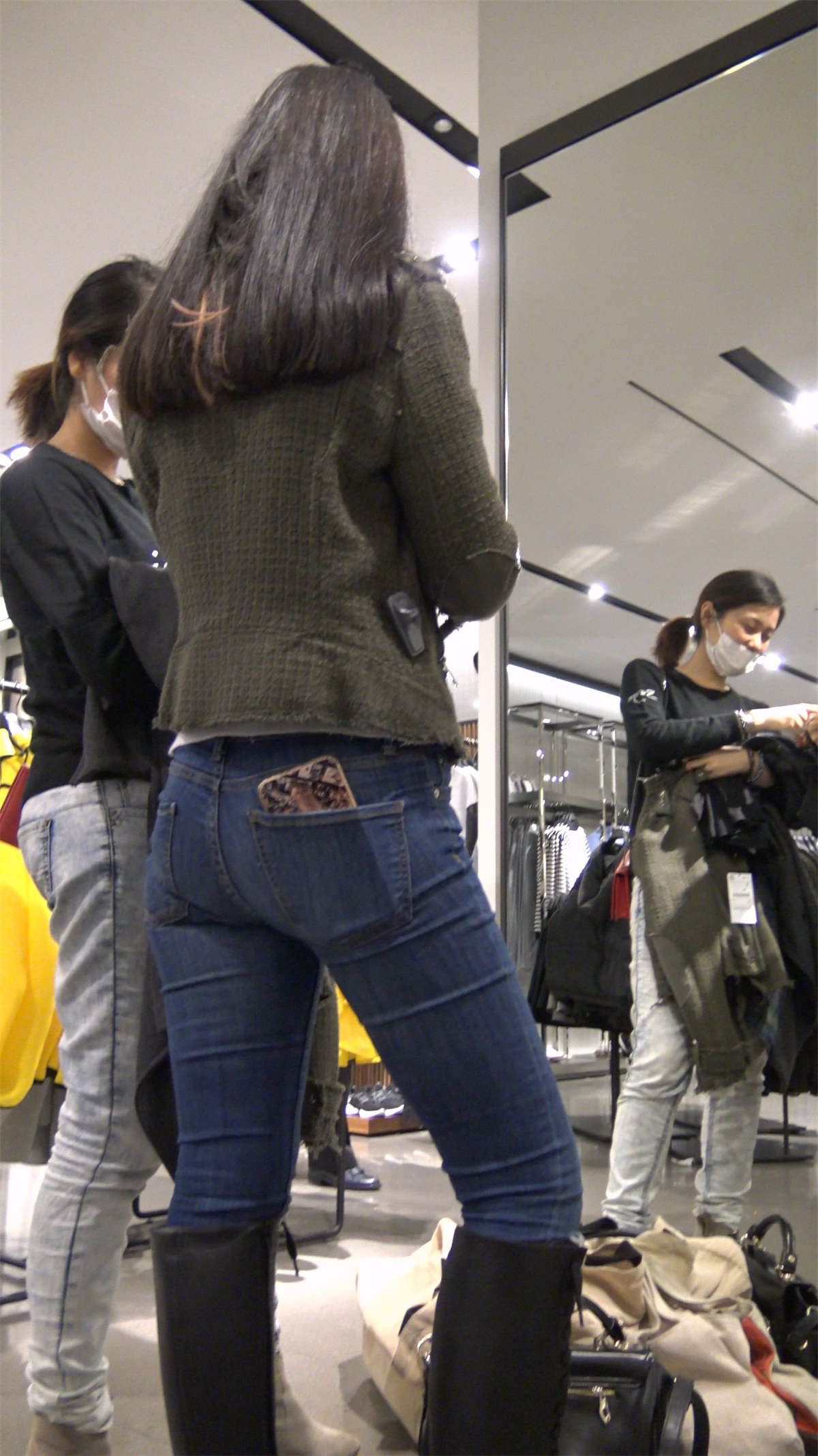 服装店试衣服的紧身蓝牛美女姐姐