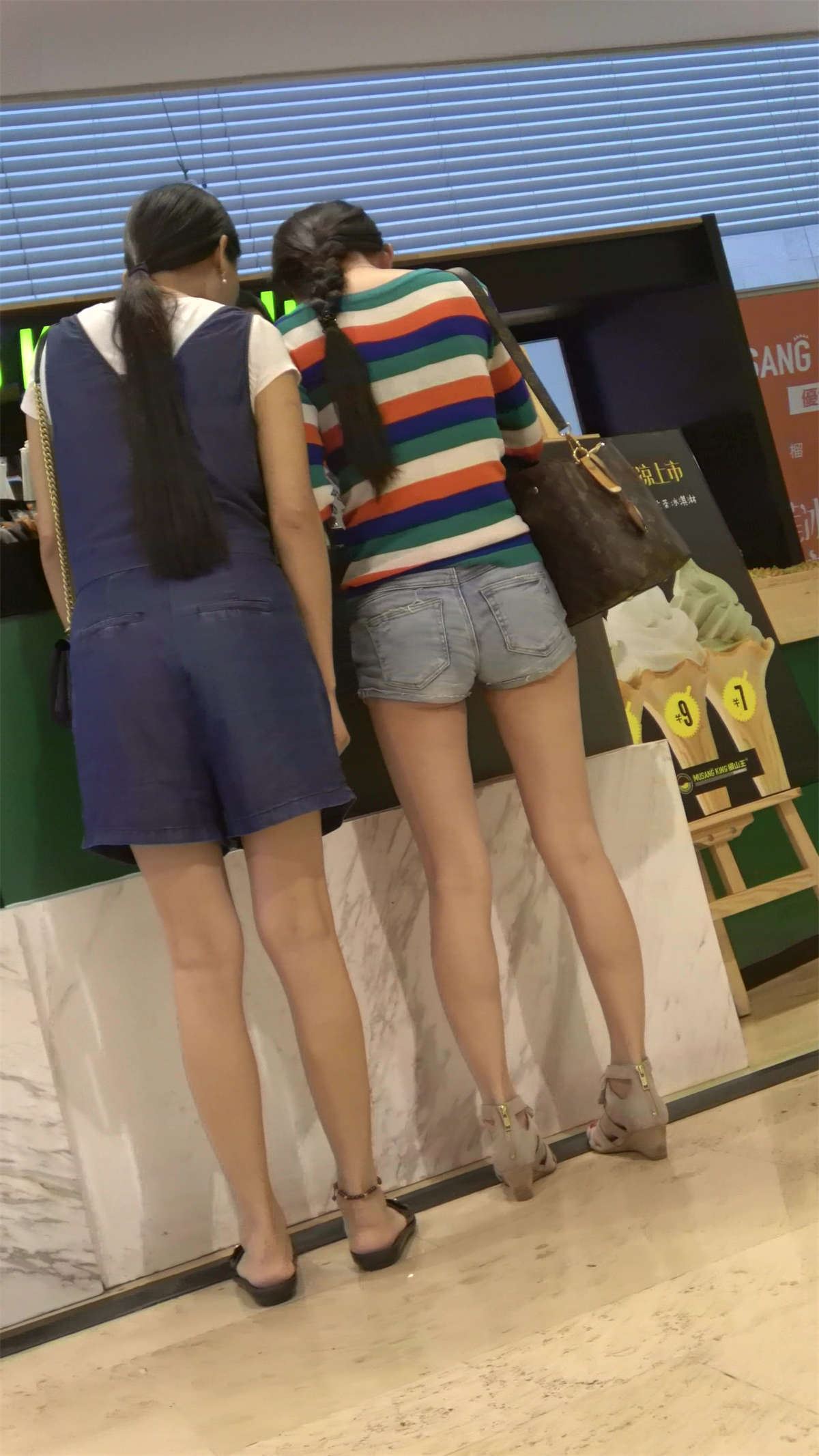 商场偶遇两位超性感高腰热裤美腿美女