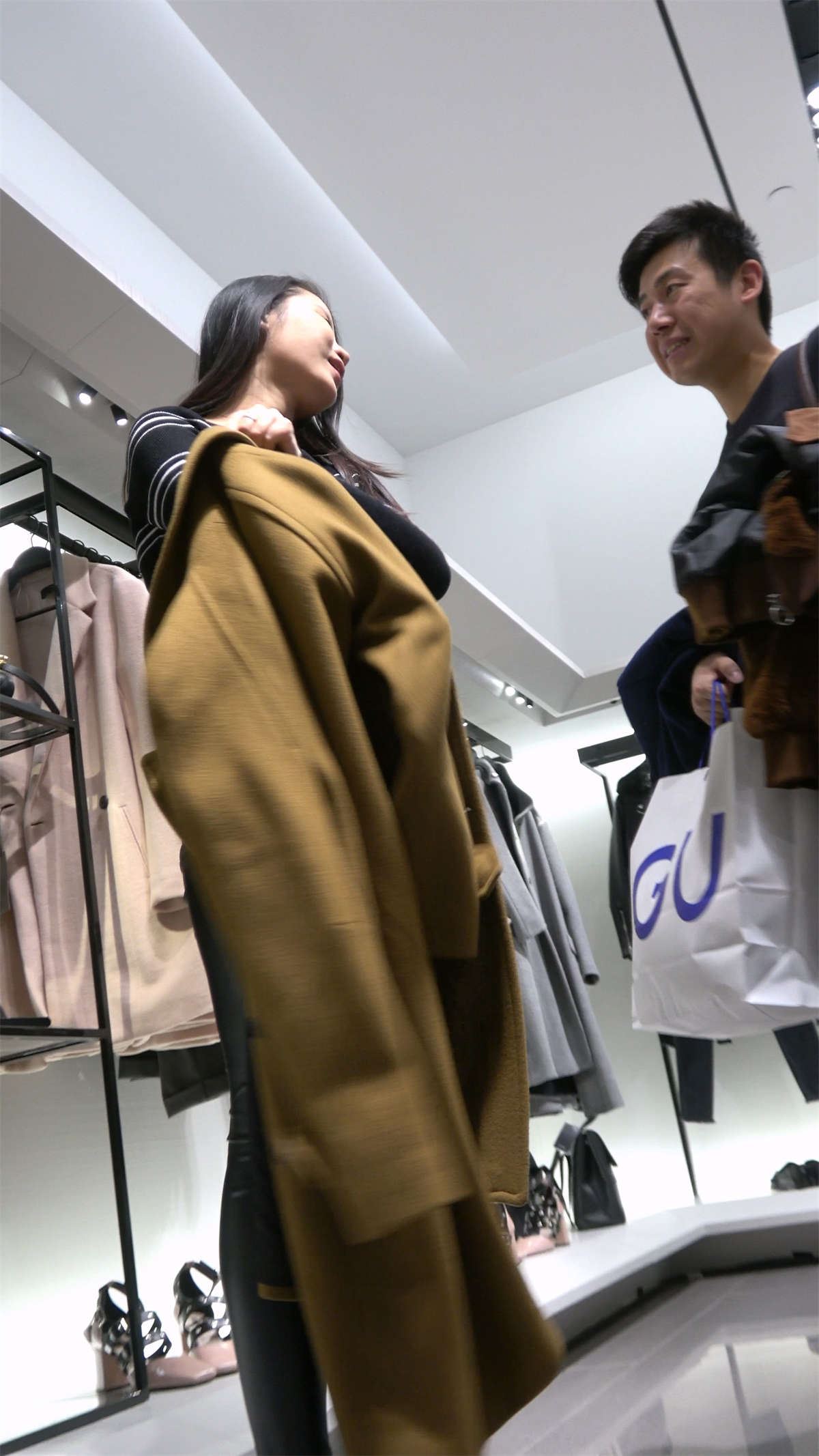 紧身皮裤苗条身材美女逛服装店