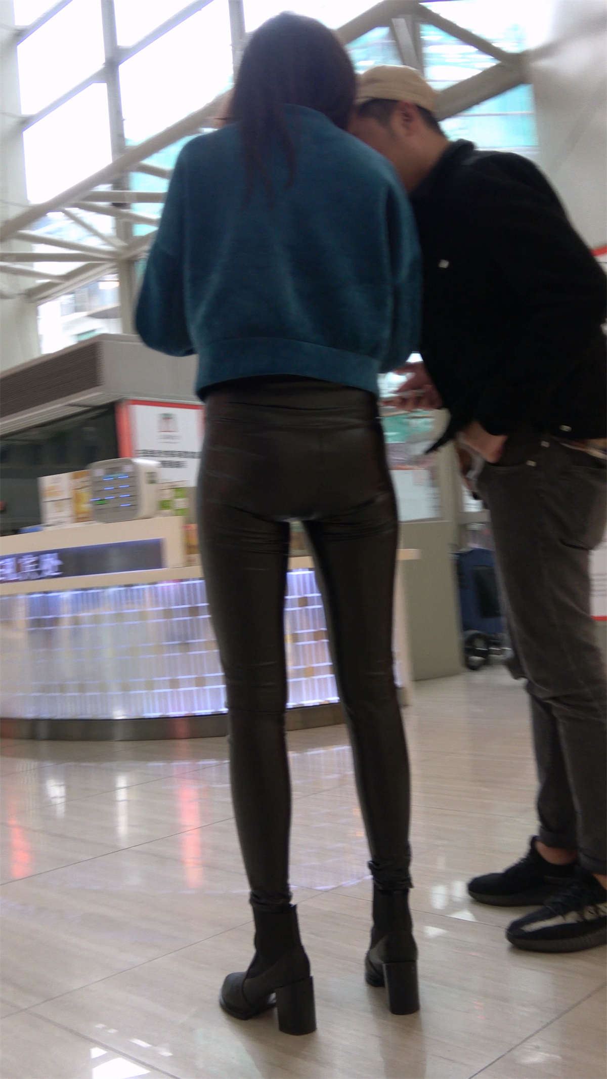 超性感紧身皮裤苗条身材女神