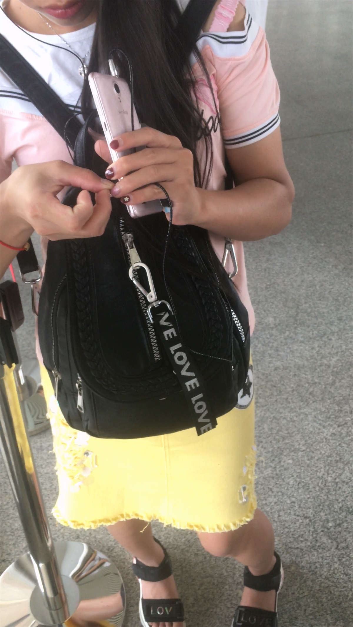在排队的粉T恤黄色群小妹
