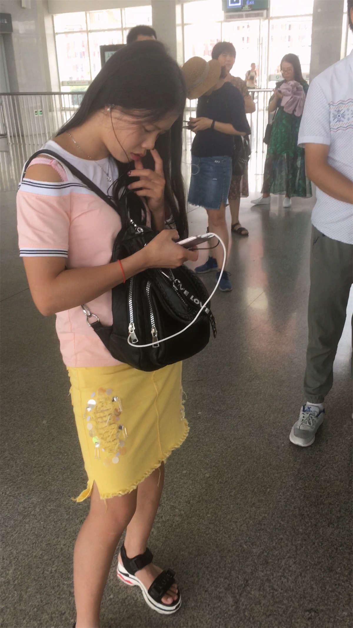 在排队的粉T恤黄色群小妹