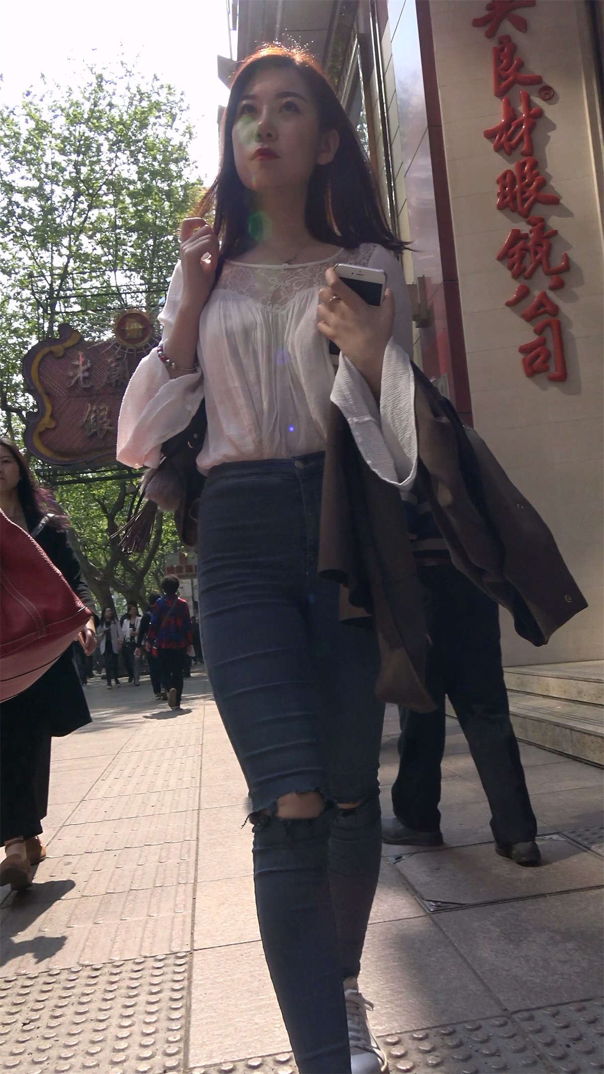 白衬衫紧身蓝牛街拍美臀美女姐姐1