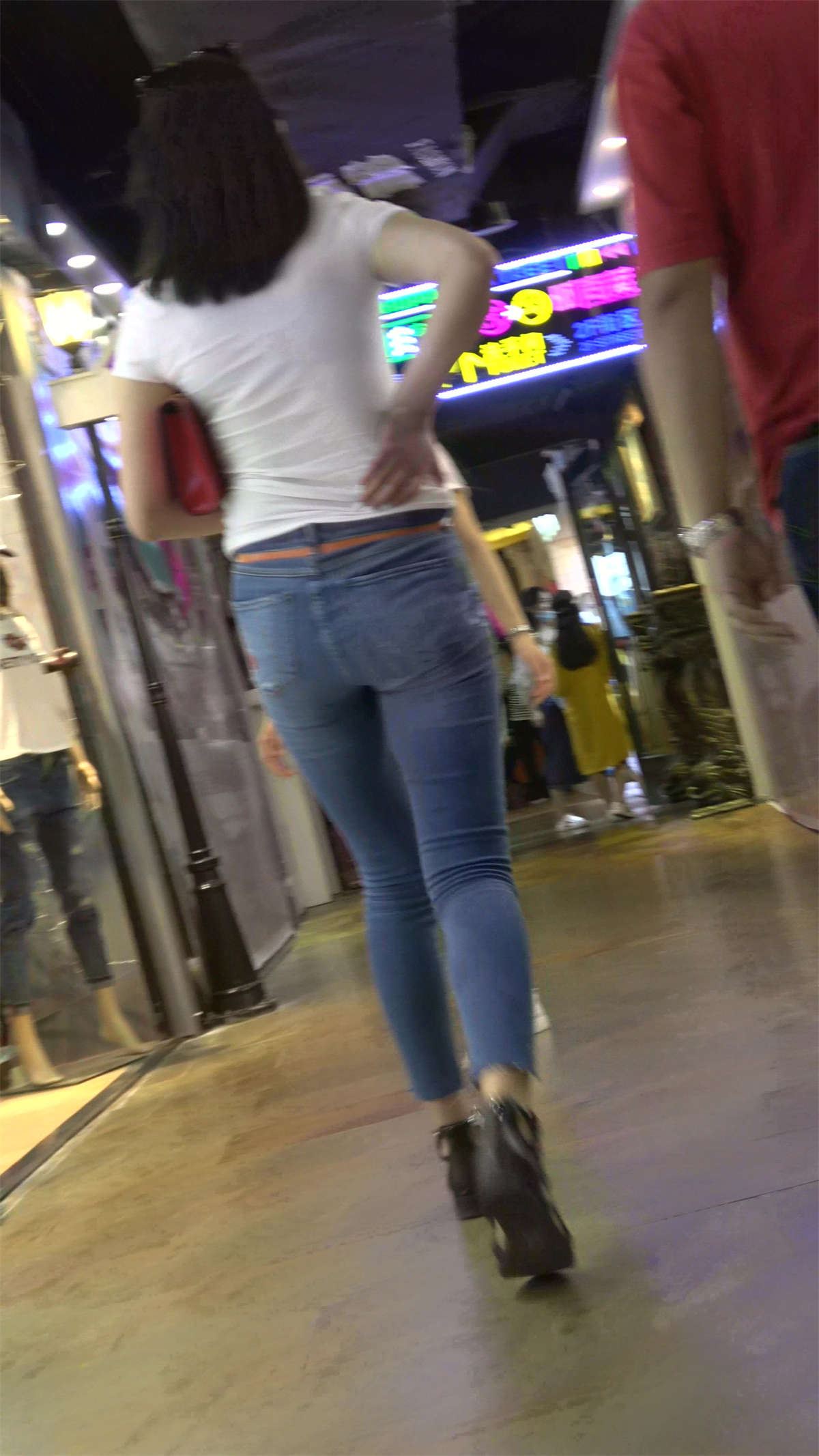 超紧蓝牛白T恤诱惑身材美女