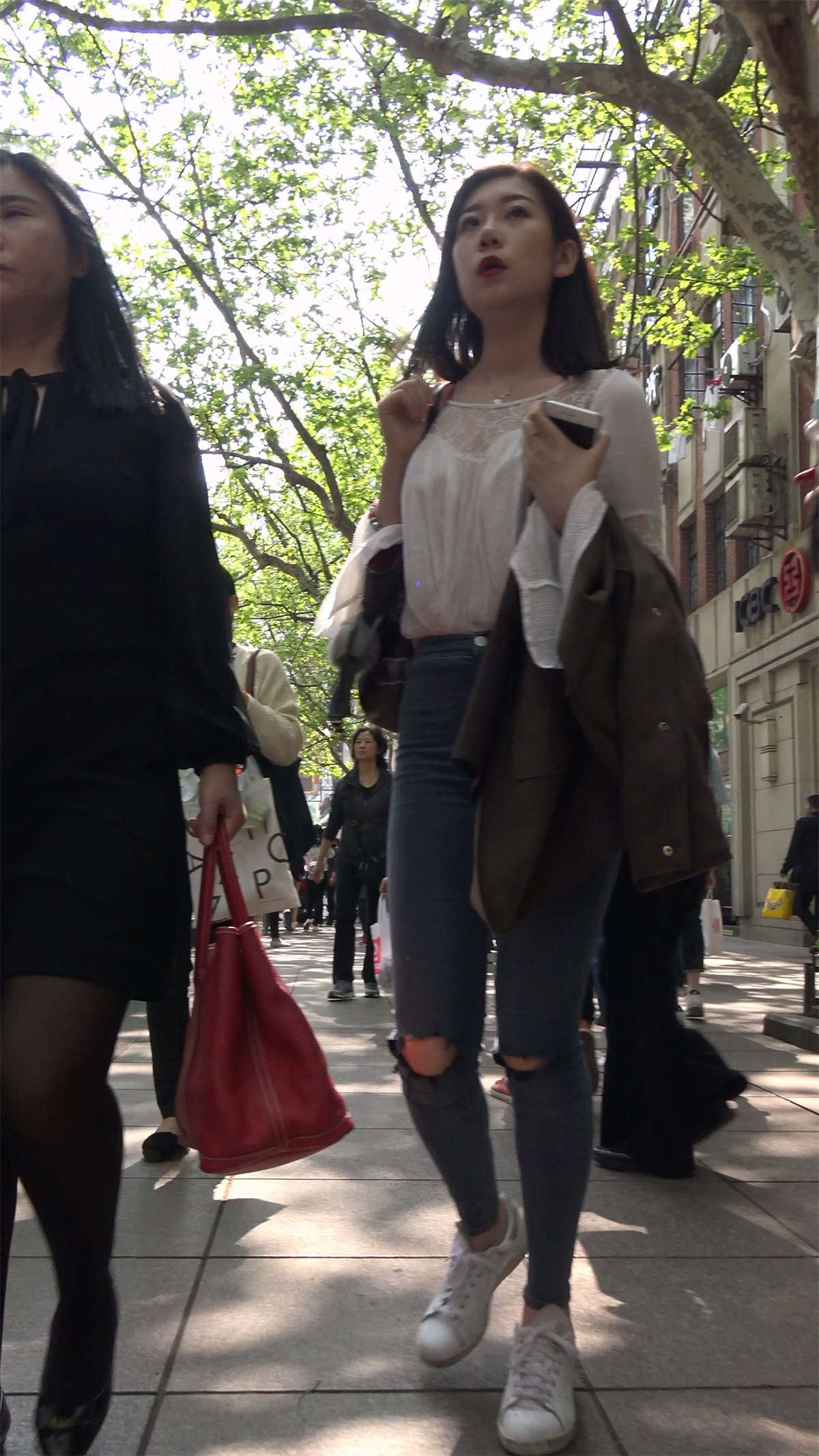 白衬衫紧身蓝牛街拍美臀美女姐姐1
