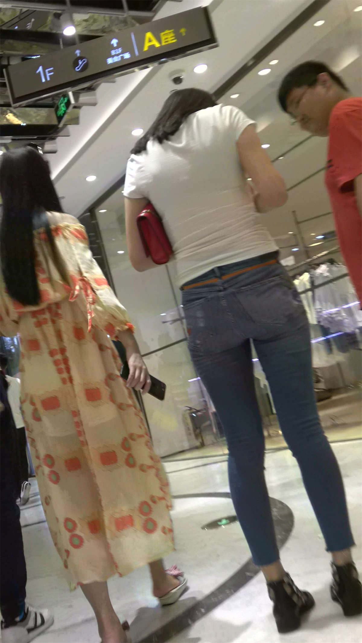 超紧蓝牛白T恤诱惑身材美女