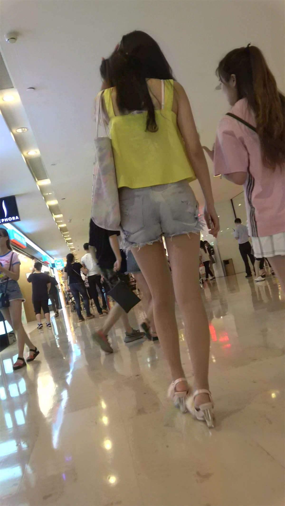 超短高腰碎边热裤黄衬衫长腿美女