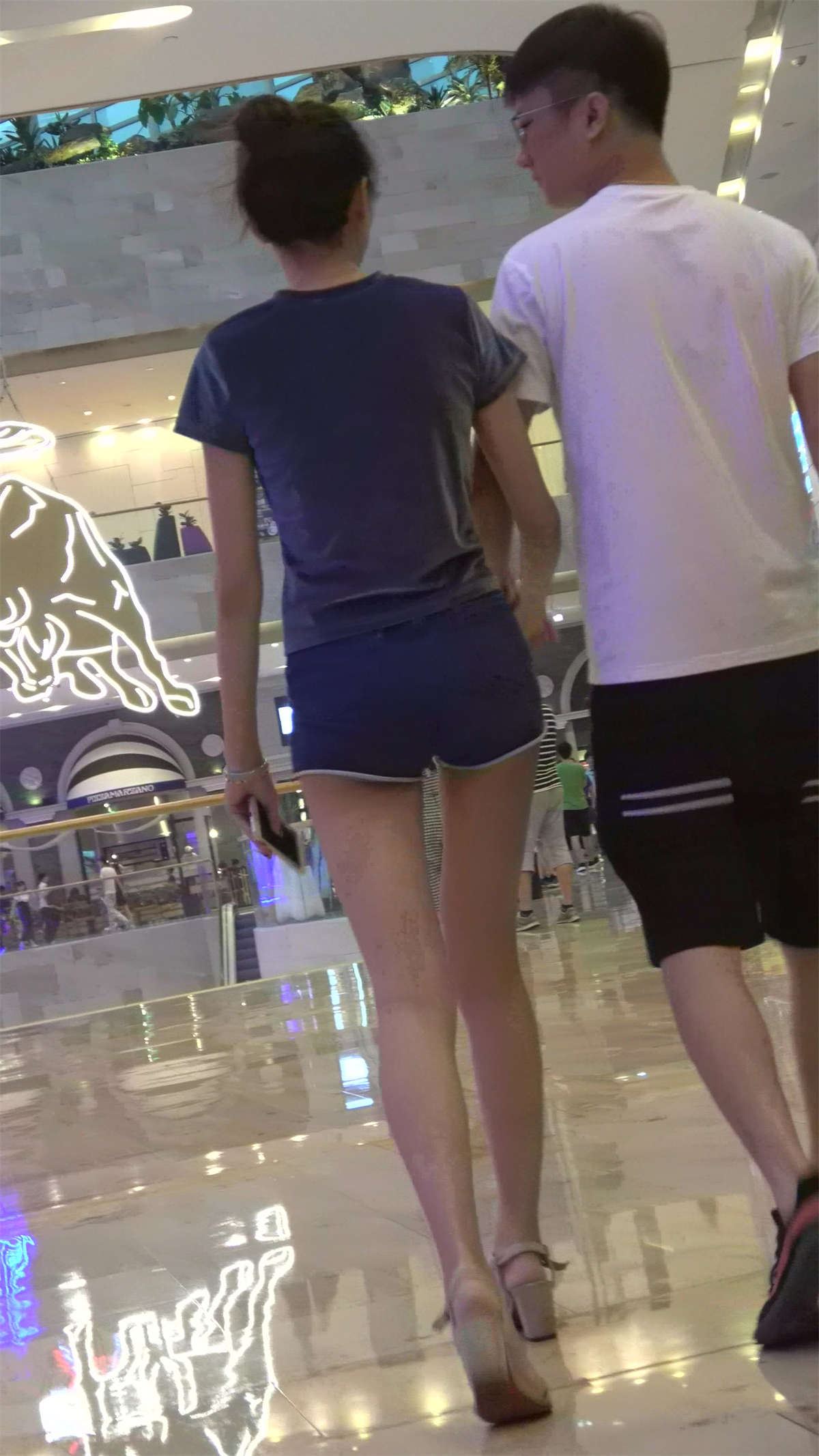 高腰牛仔热裤苗条身材美女