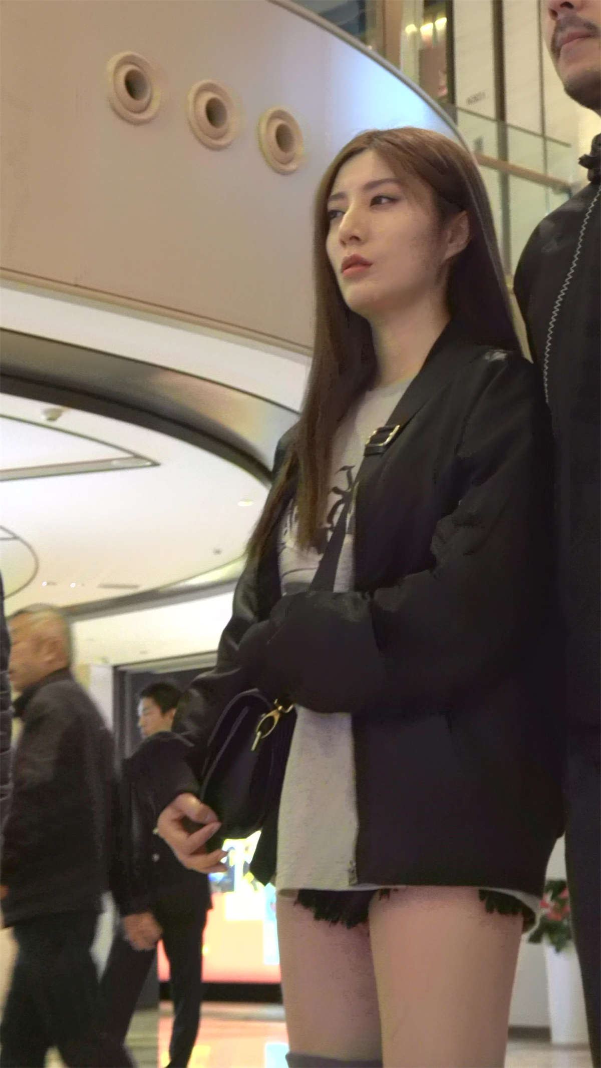 跟男友逛商场的清纯秀丽漂亮美女