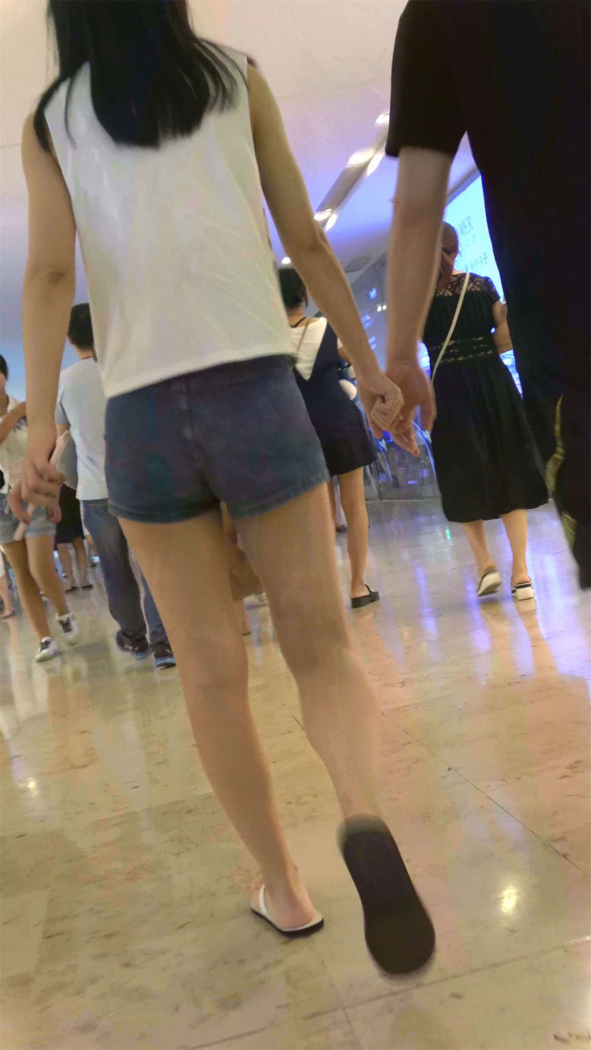 苗条美腿短裤牛仔美女