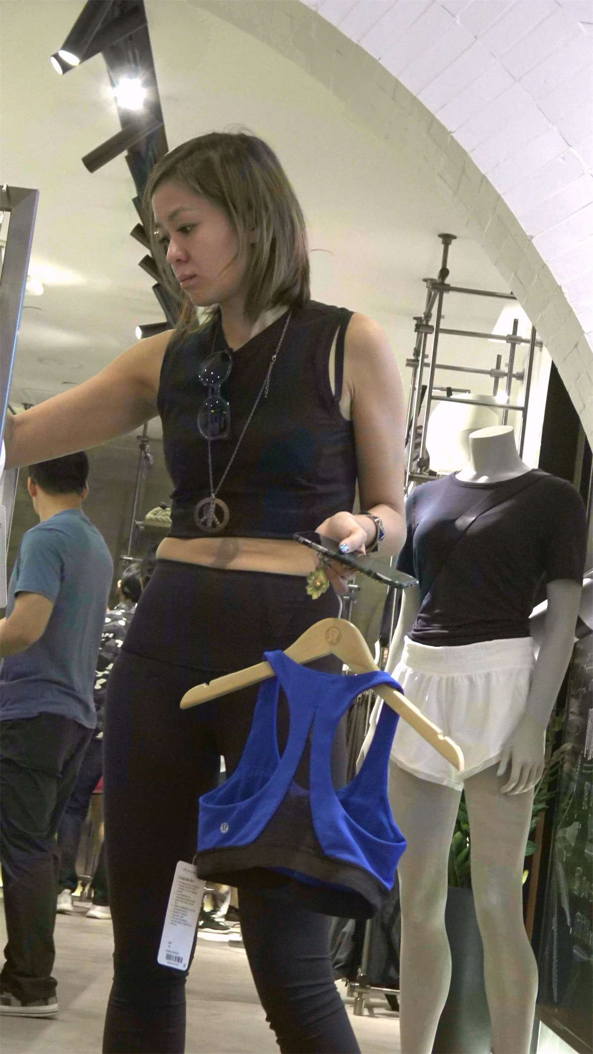 黑色紧身弹力裤纹身美女美腿