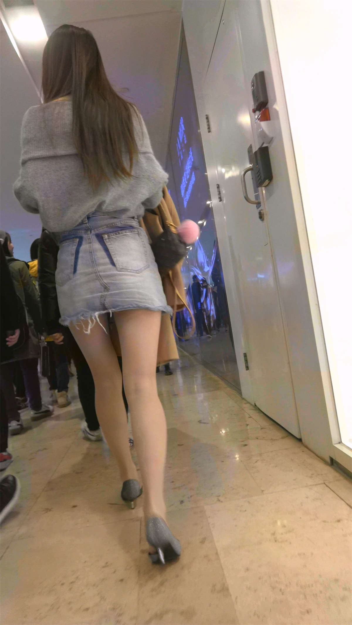 灰色外套牛仔短裙丝袜高跟鞋美女