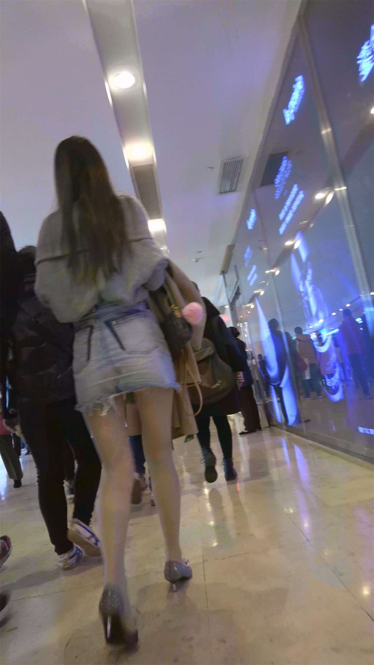 灰色外套牛仔短裙丝袜高跟鞋美女