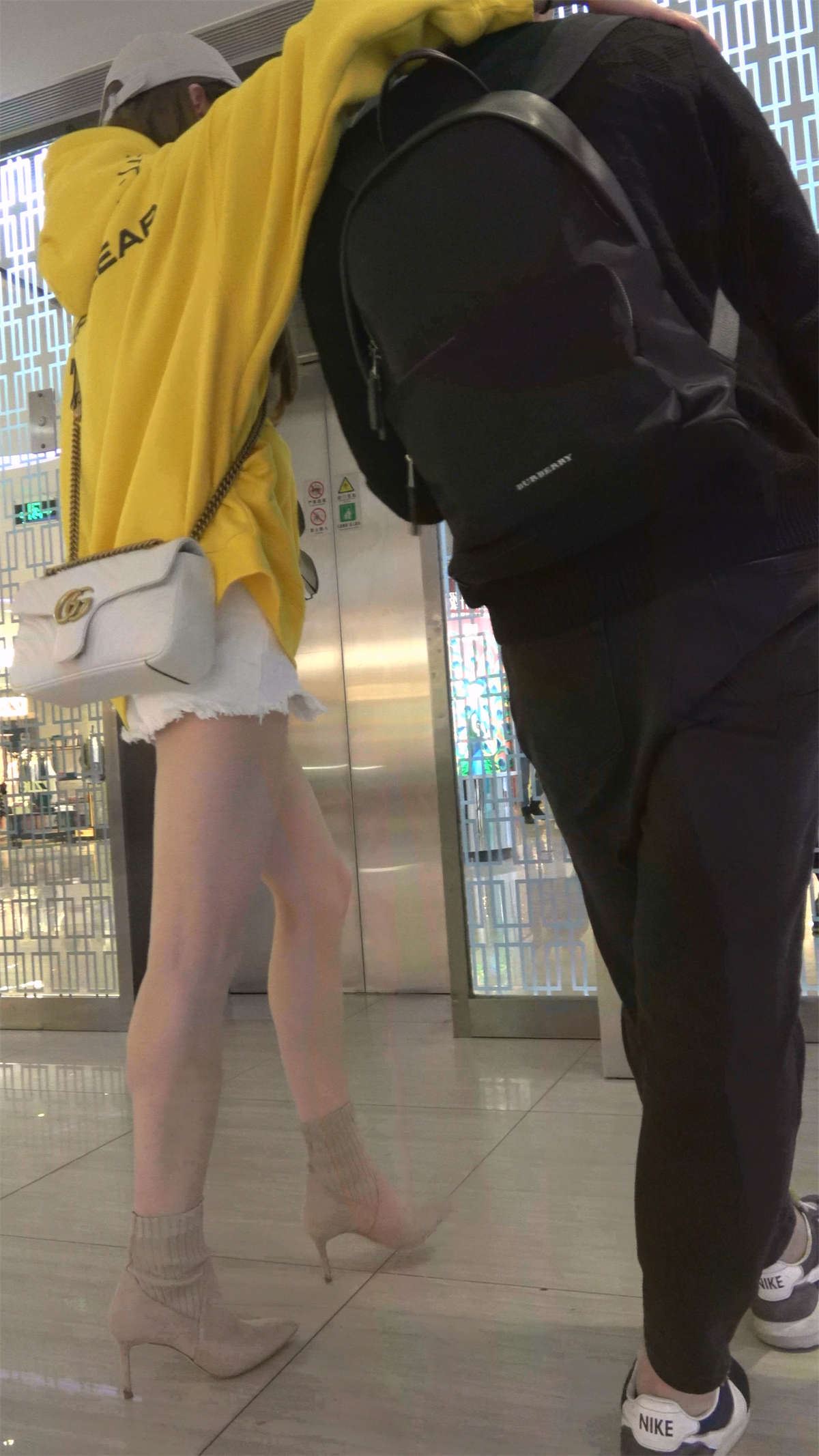 黄衣热裤性感裸腿鸭舌帽美女小姐姐