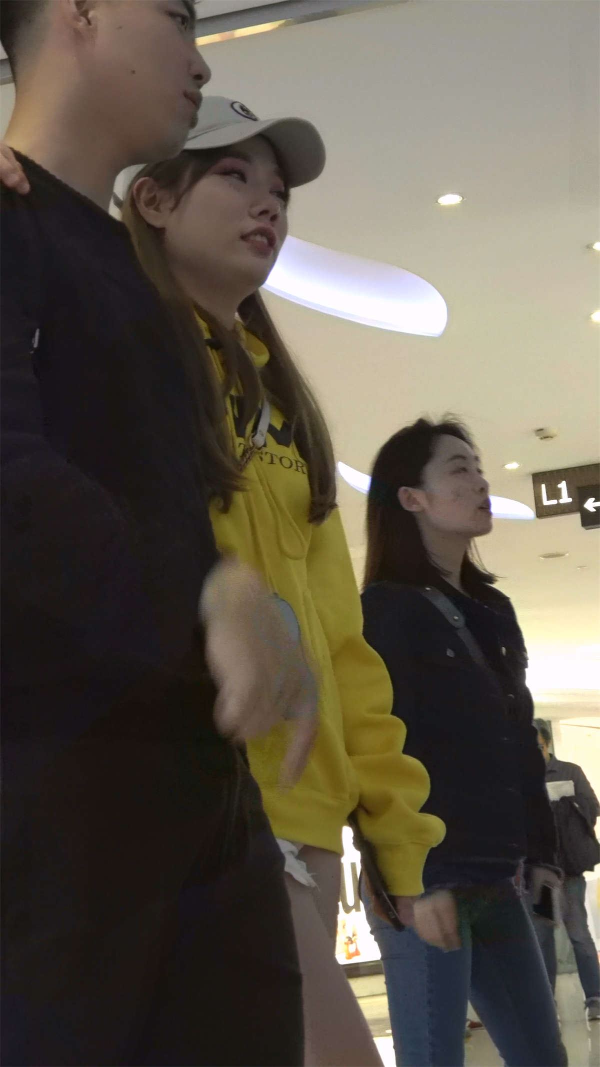 黄衣热裤性感裸腿鸭舌帽美女小姐姐