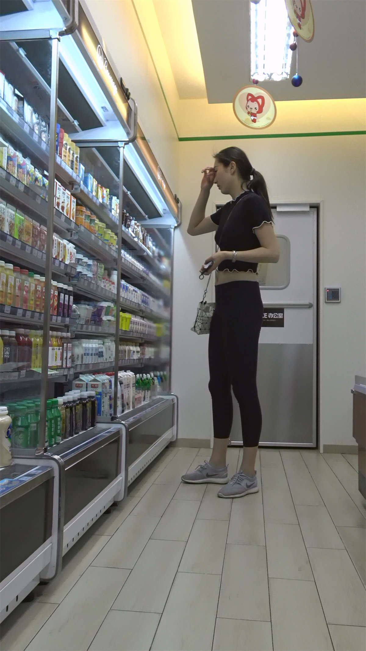 运动弹力裤运动鞋高挑美女