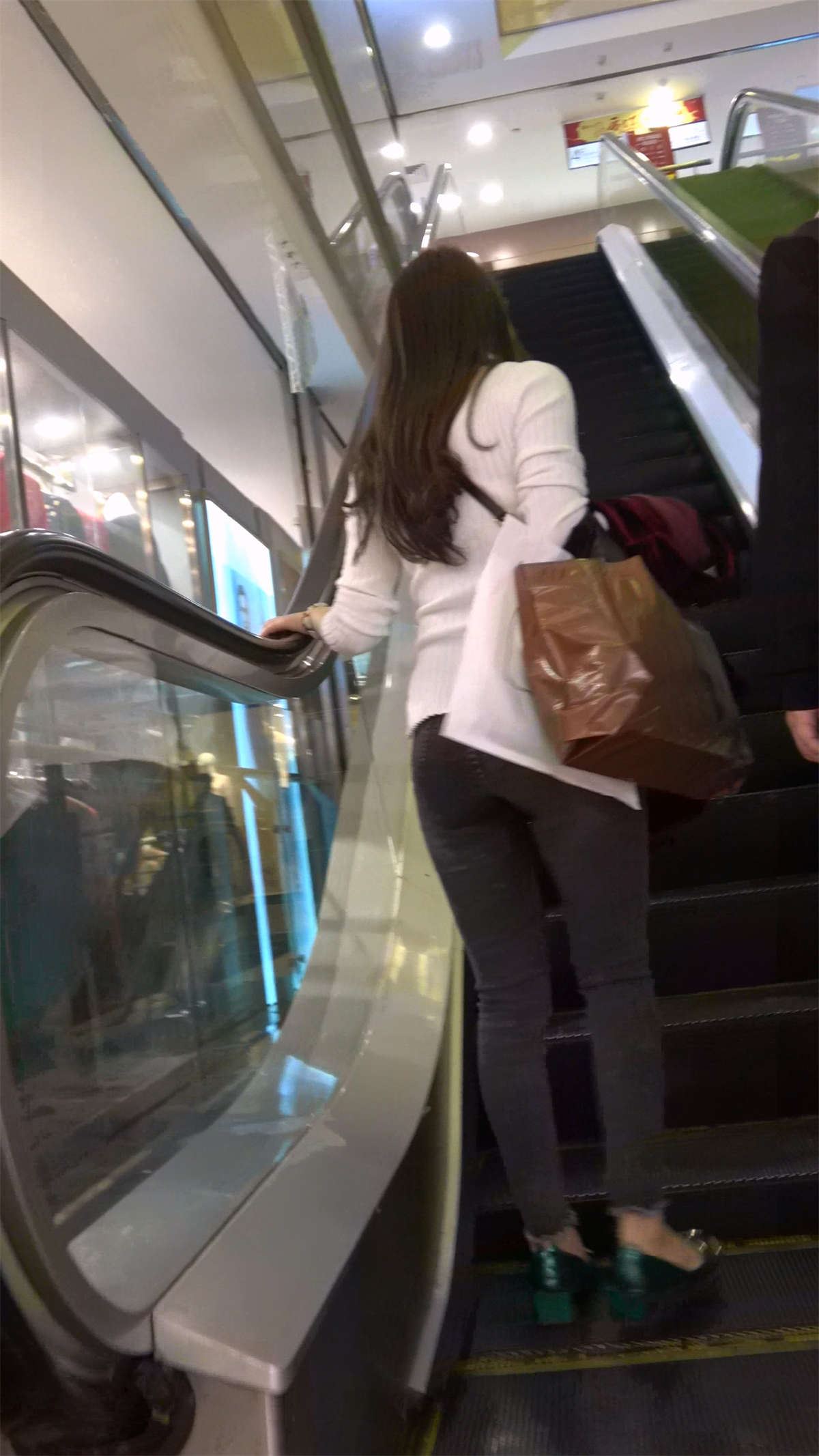 紧身灰色牛仔美女