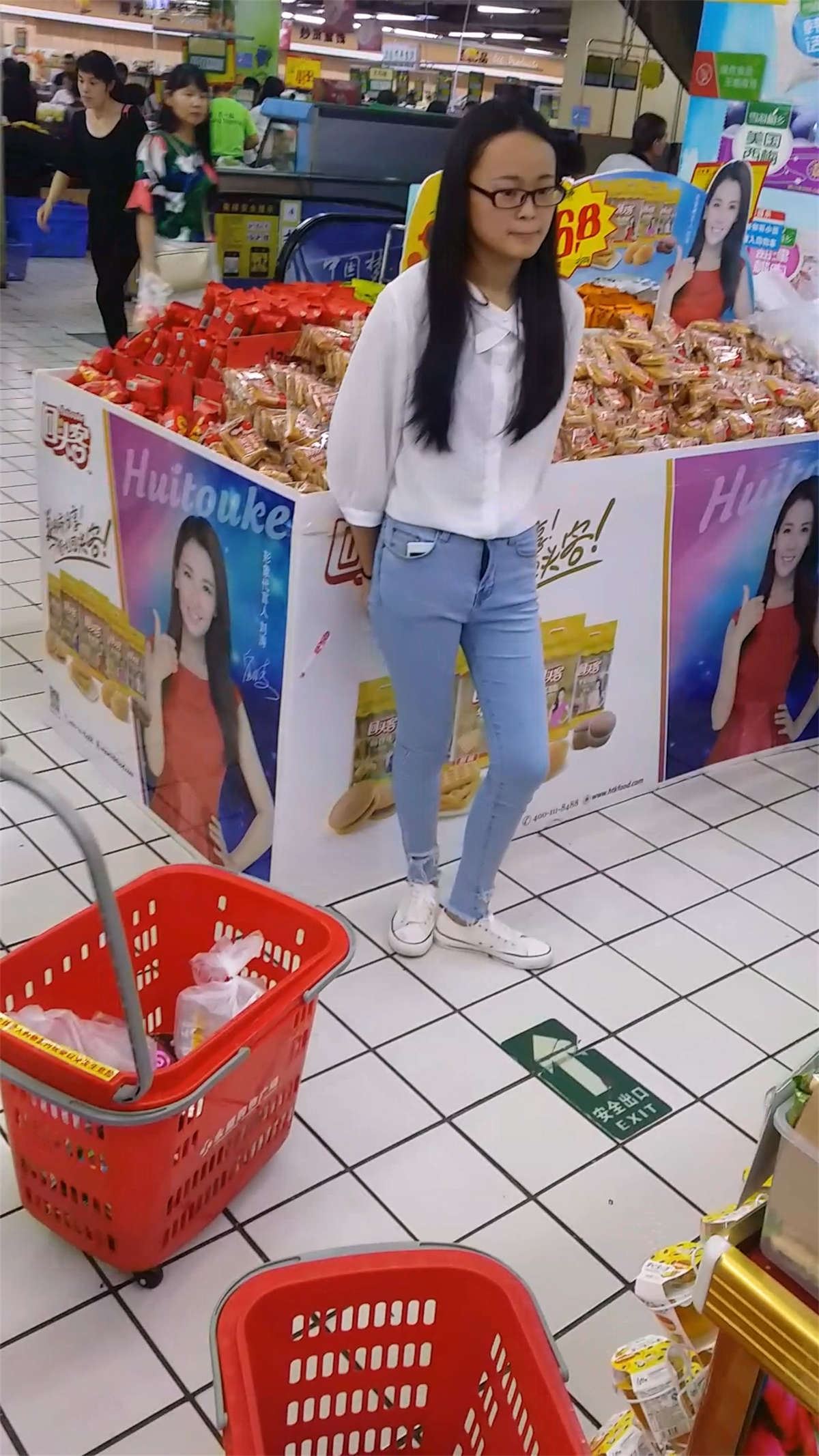 紧身蓝牛白衬衫美眉逛超市