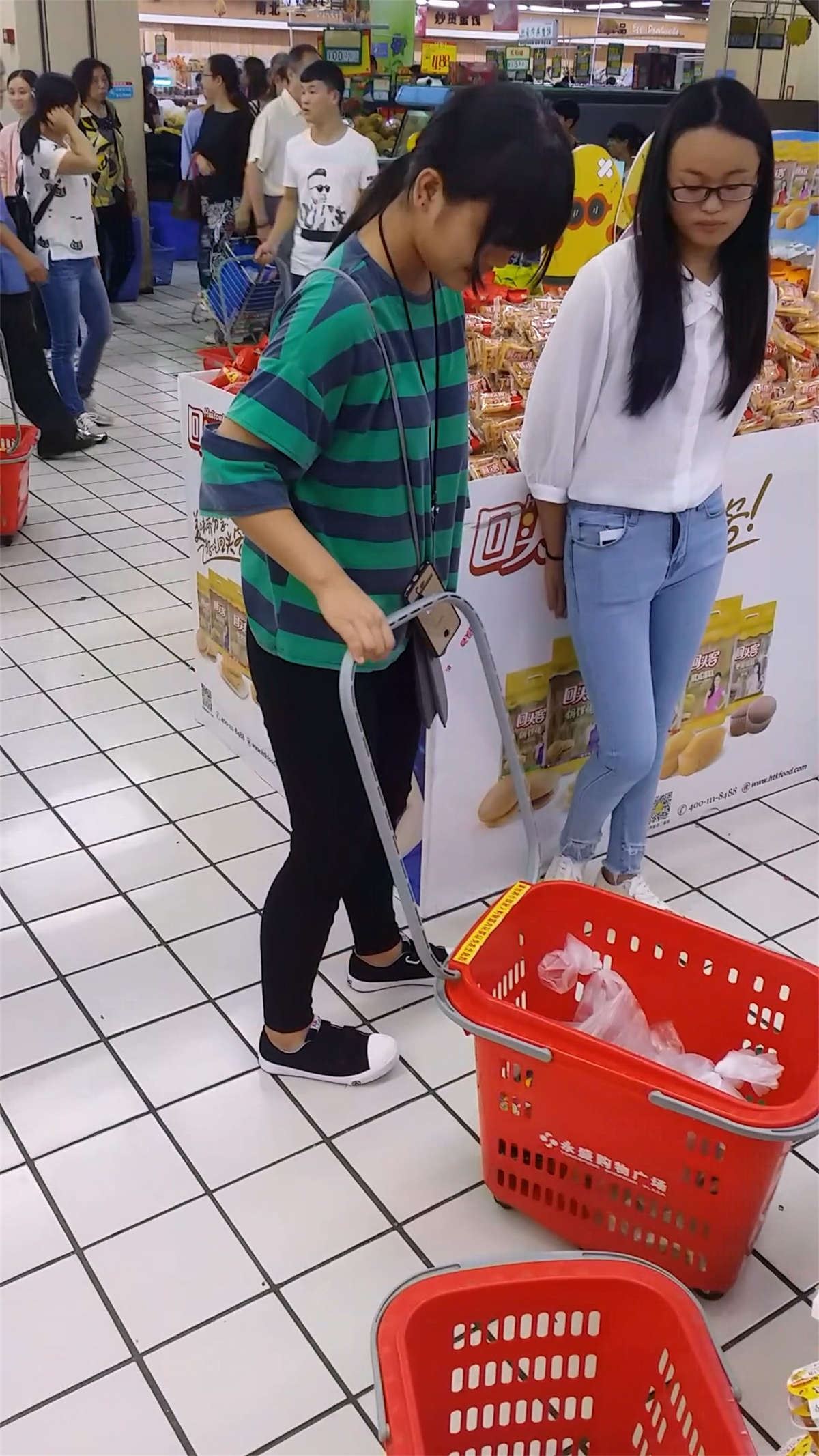 紧身蓝牛白衬衫美眉逛超市